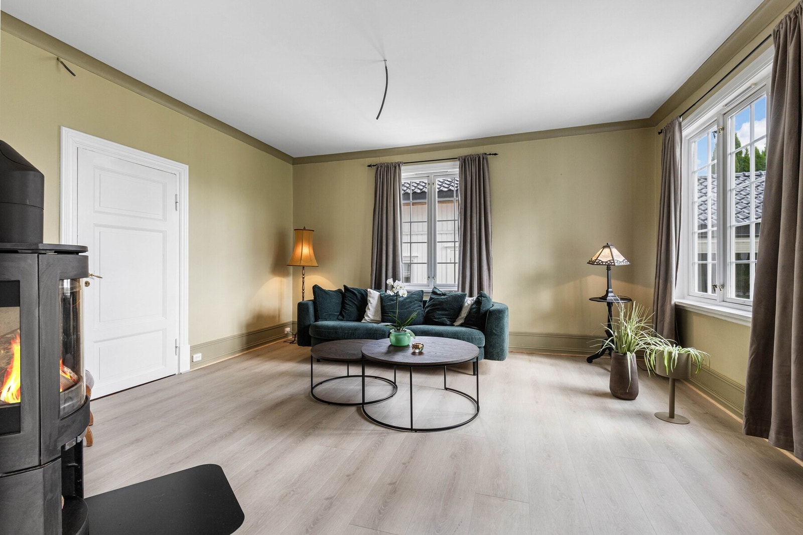 Stuen har god plass til sofa og tilhørende møblement. Galleribilde