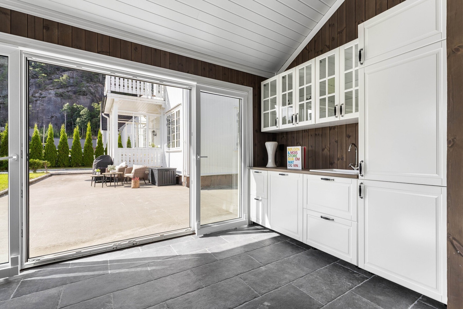 Uthuset er todelt, og innredet. Det er ikke bruksendret eller godkjent for beboelse. Galleribilde