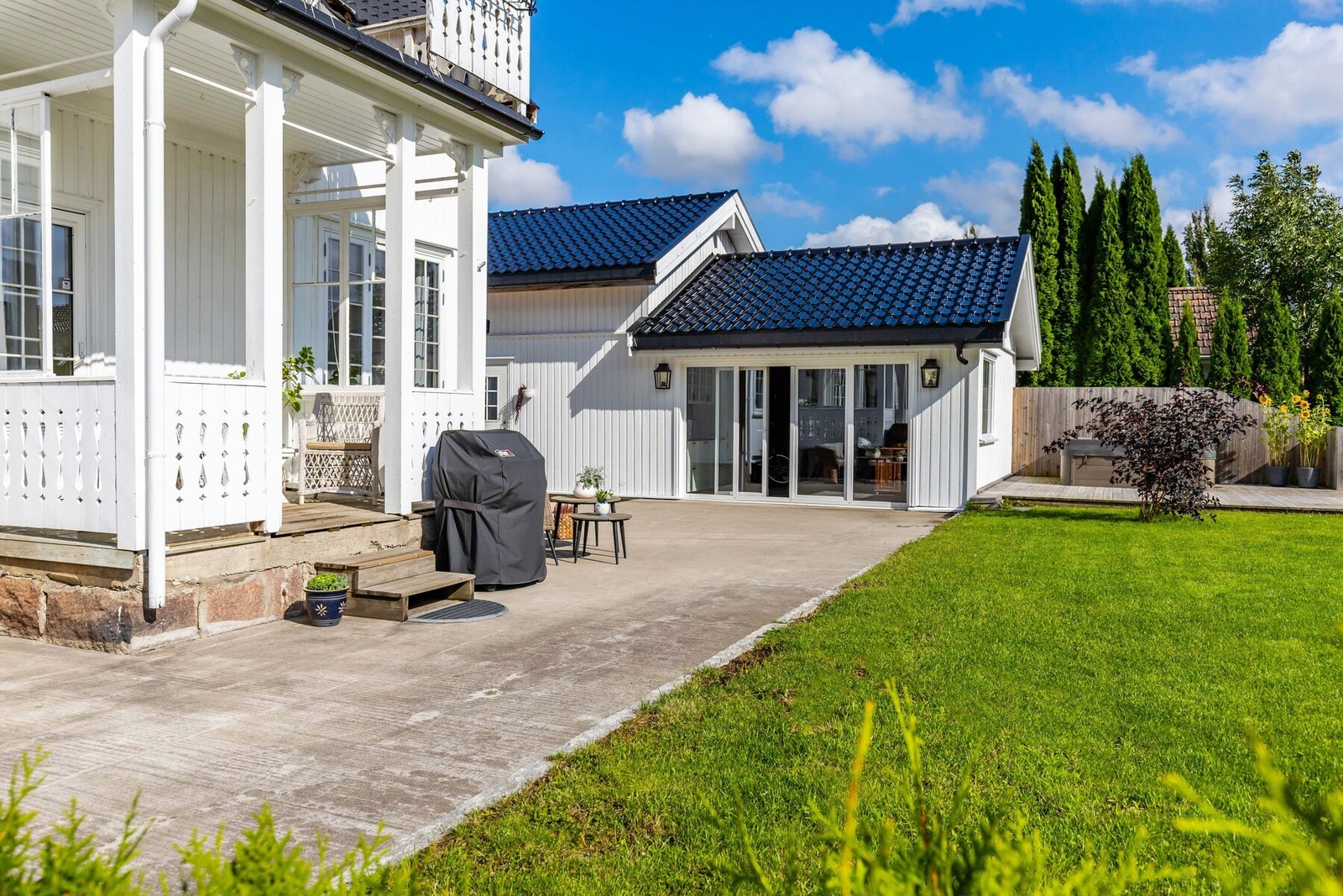 Mellom hagen og huset er det støpt plate. Galleribilde