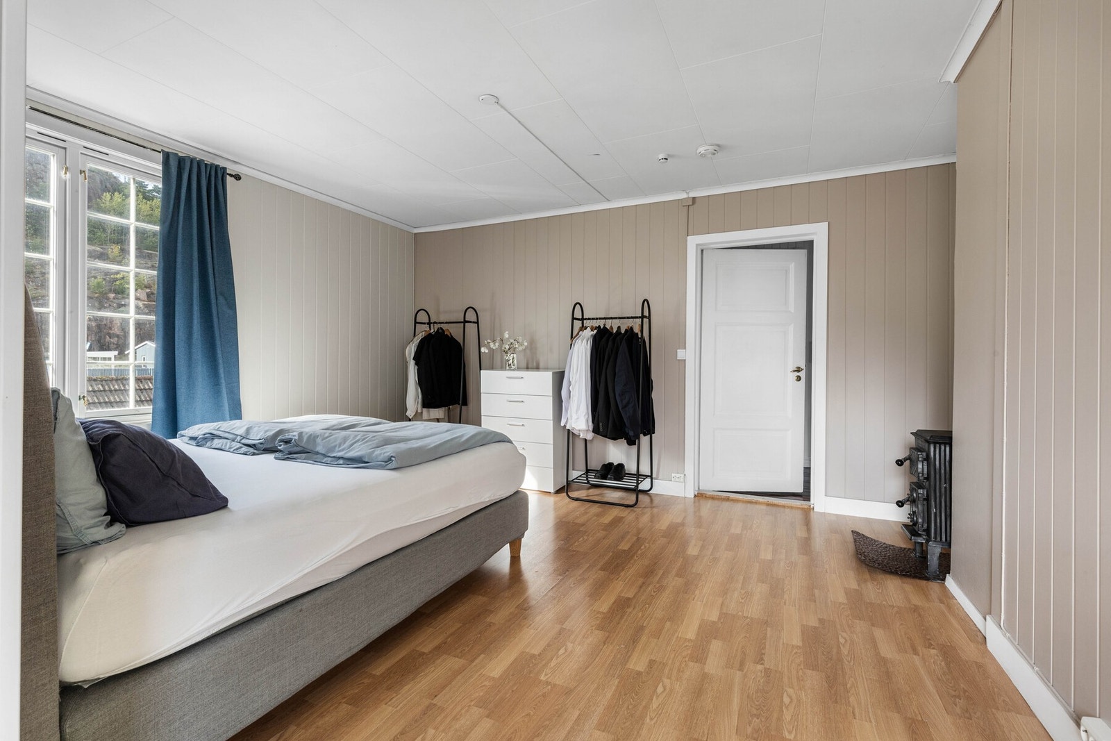 Hovedsoverommet er av god størrelse, vedovn og har plass for garderobeskap. Galleribilde