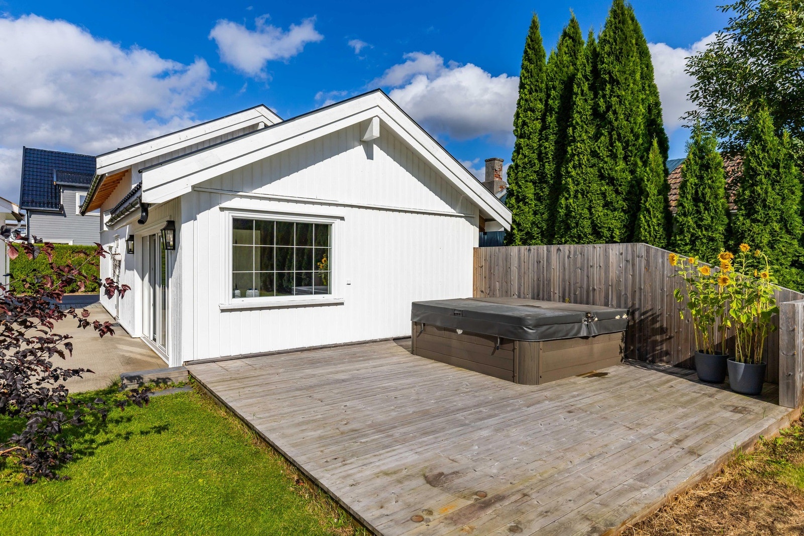 I hagen er det en markterrasse med jaccuzzi. Galleribilde