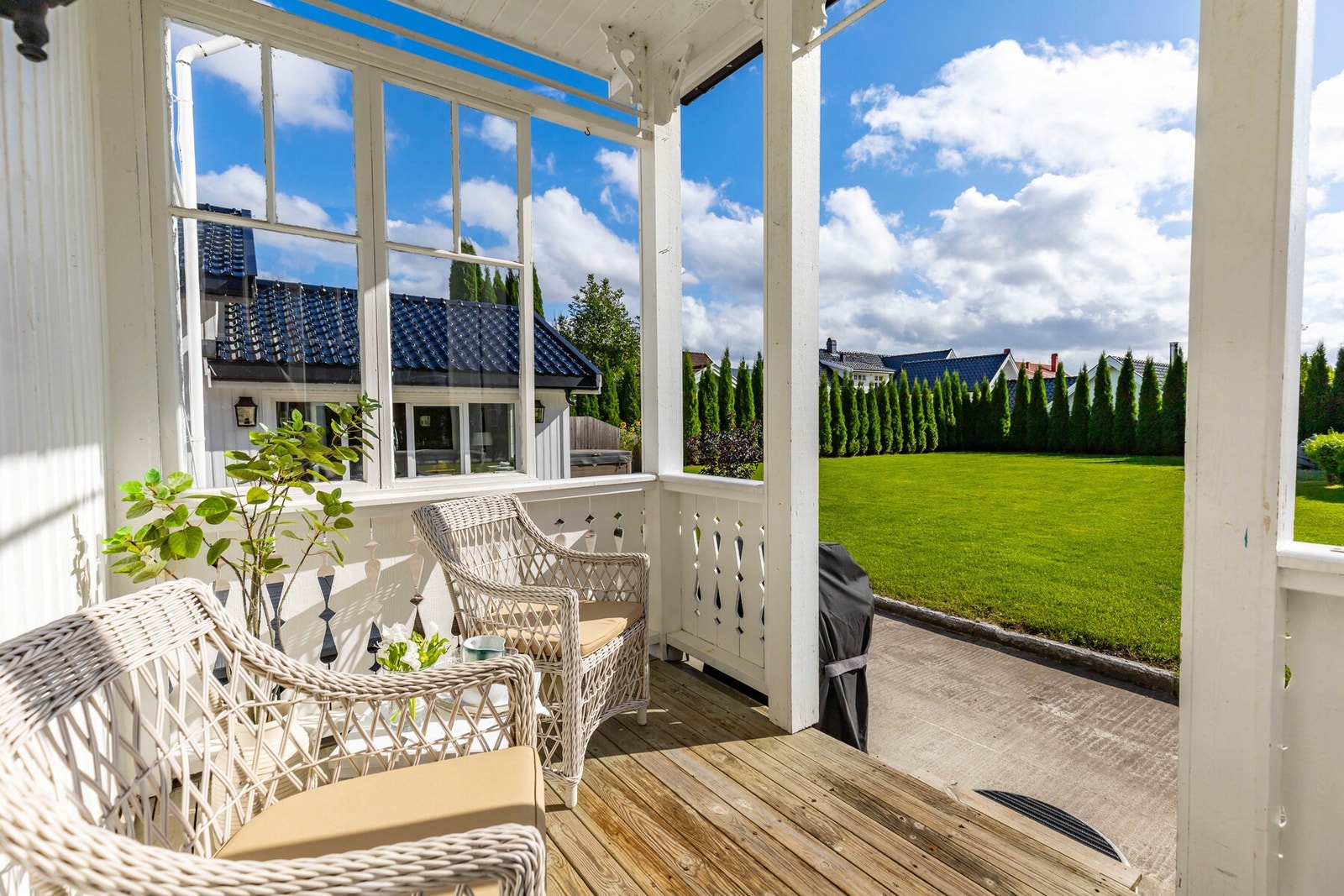 Med utgang fra spisestuen er det en overbygd terrasse. Galleribilde