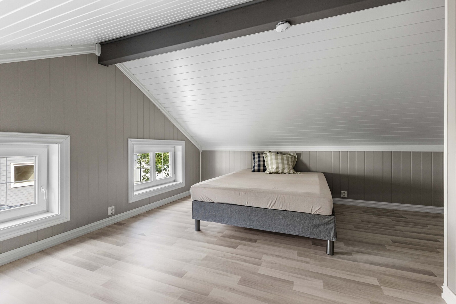 Uthuset har en romslig overetasje. Det er ikke bruksendret eller godkjent for beboelse. Galleribilde