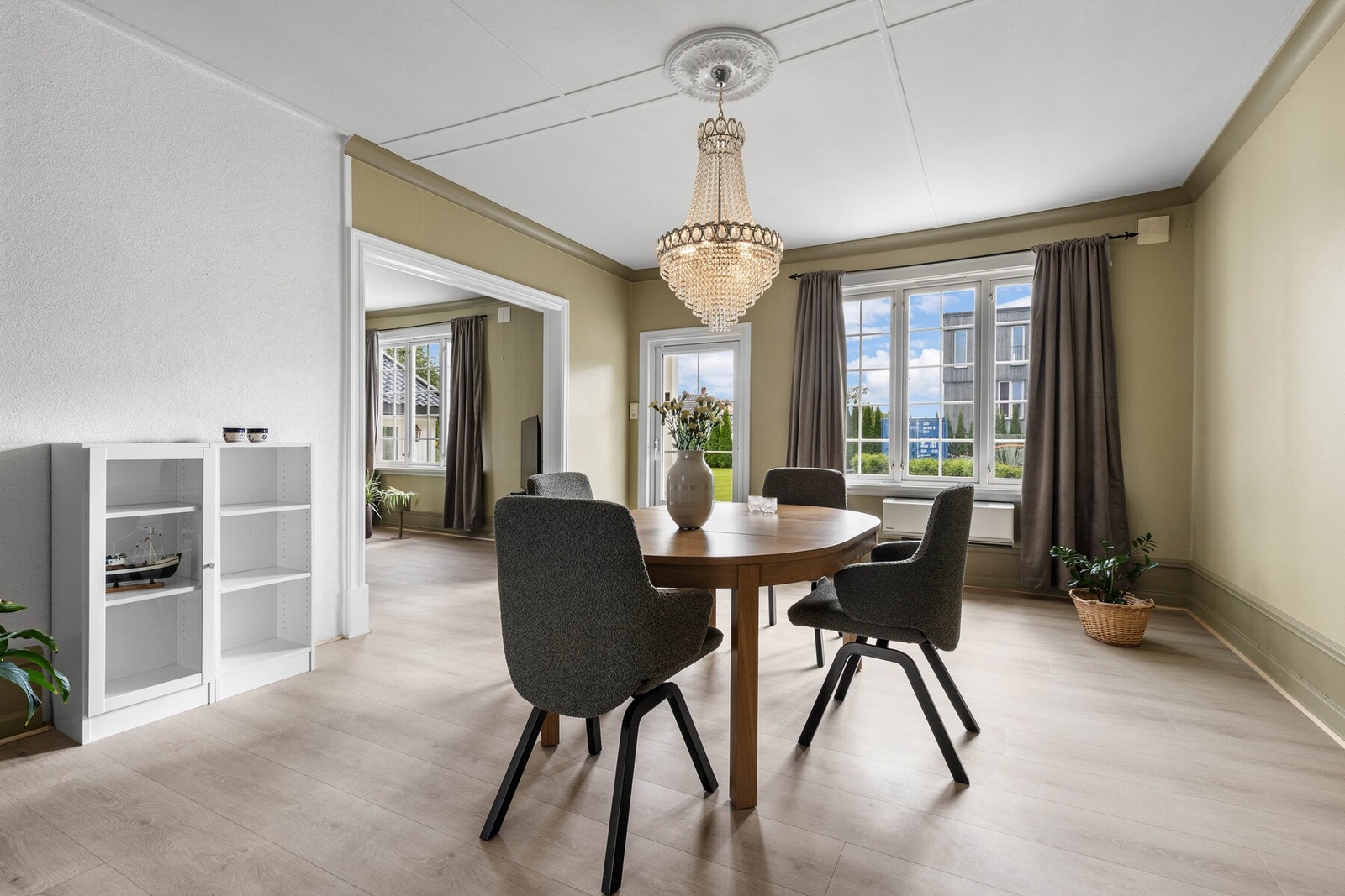 Spisestue med lyse gulv, store vinduer og lyse vegger. Galleribilde