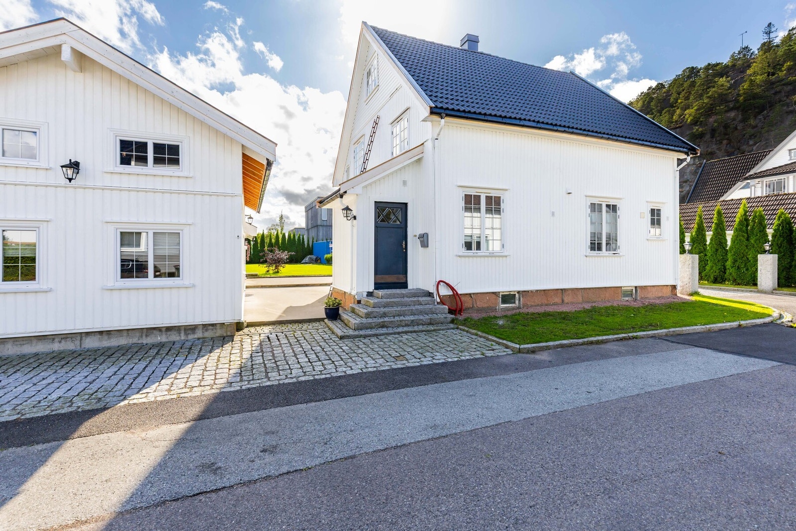 Boligen her en stentrapp opp til inngangsdøren. Galleribilde