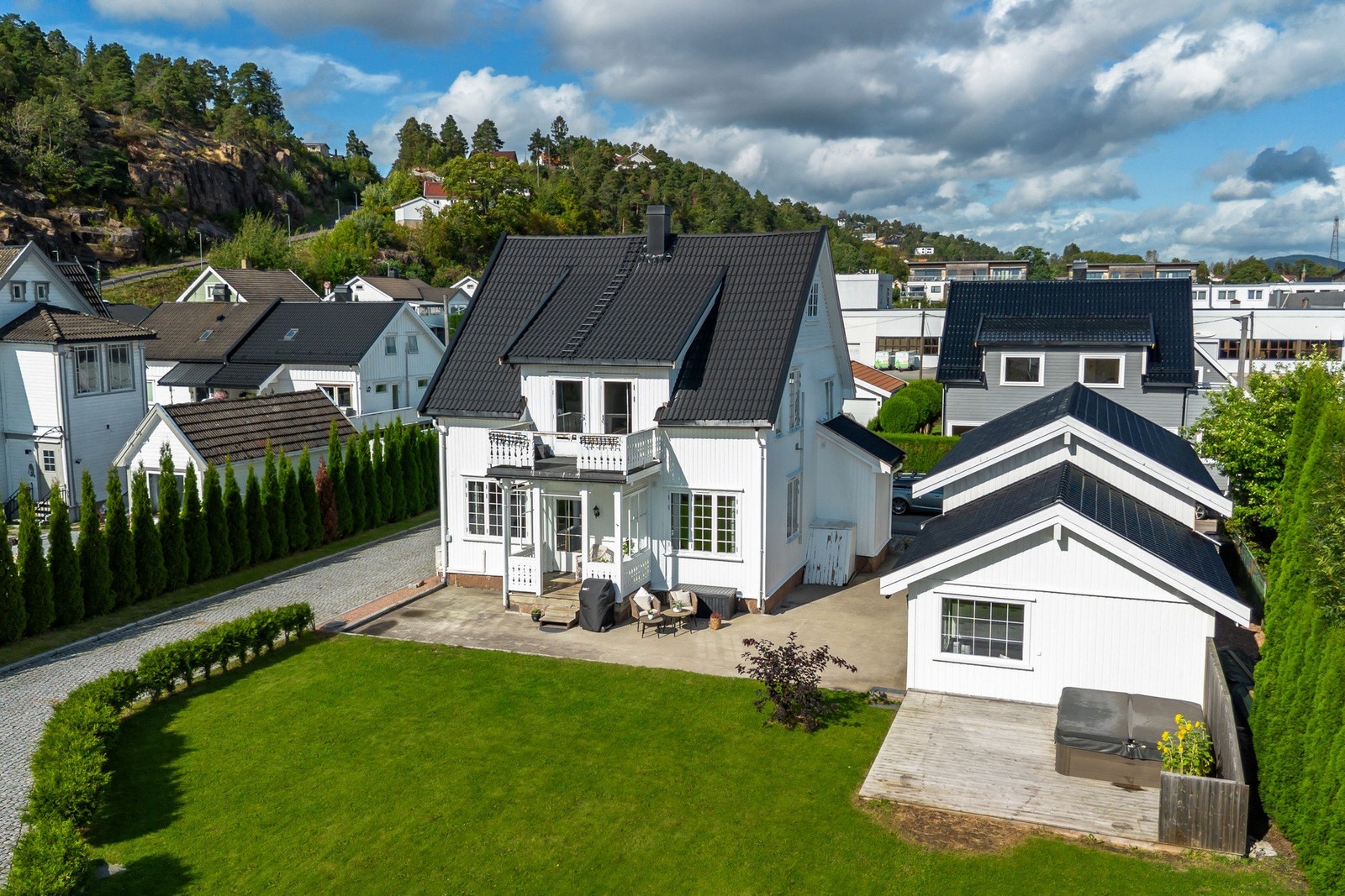 Eiendommen har en pen og opparbeidet tomt. Galleribilde