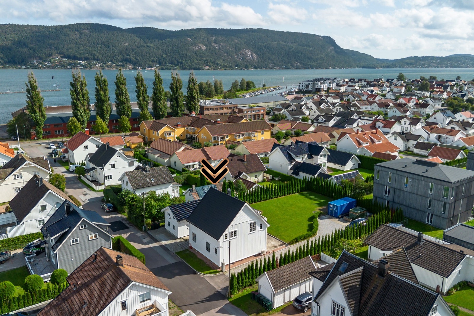 Nærhet til vann og grønne omgivelser. Rolig nabolag. Galleribilde