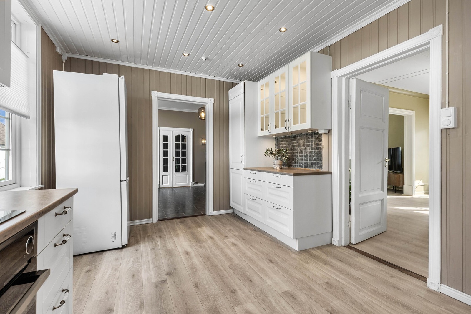 Kjøkkenet er romslig og har adkomst fra gang og spisestue. Galleribilde