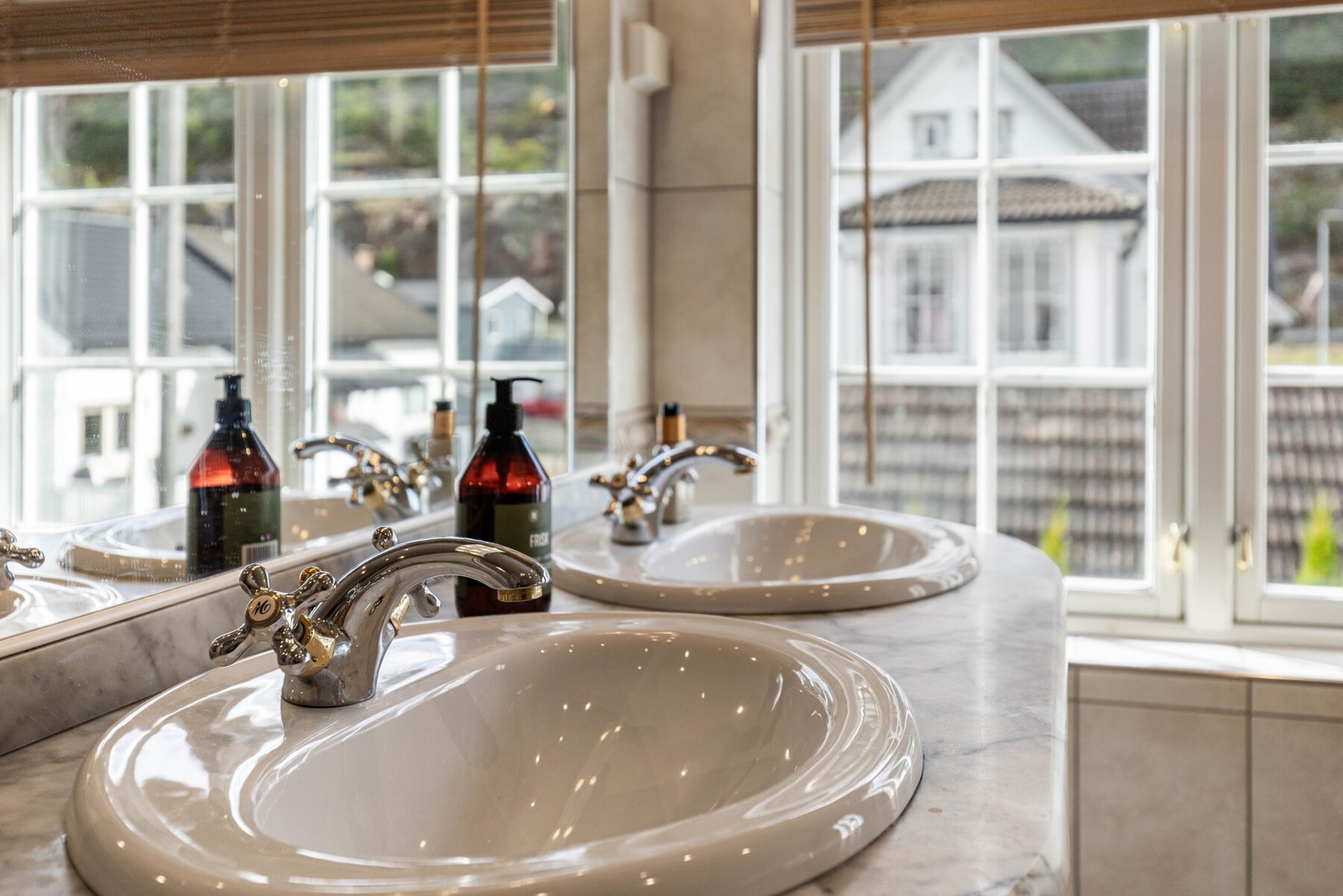 Badet har dobbel servant og et stort speil. Galleribilde