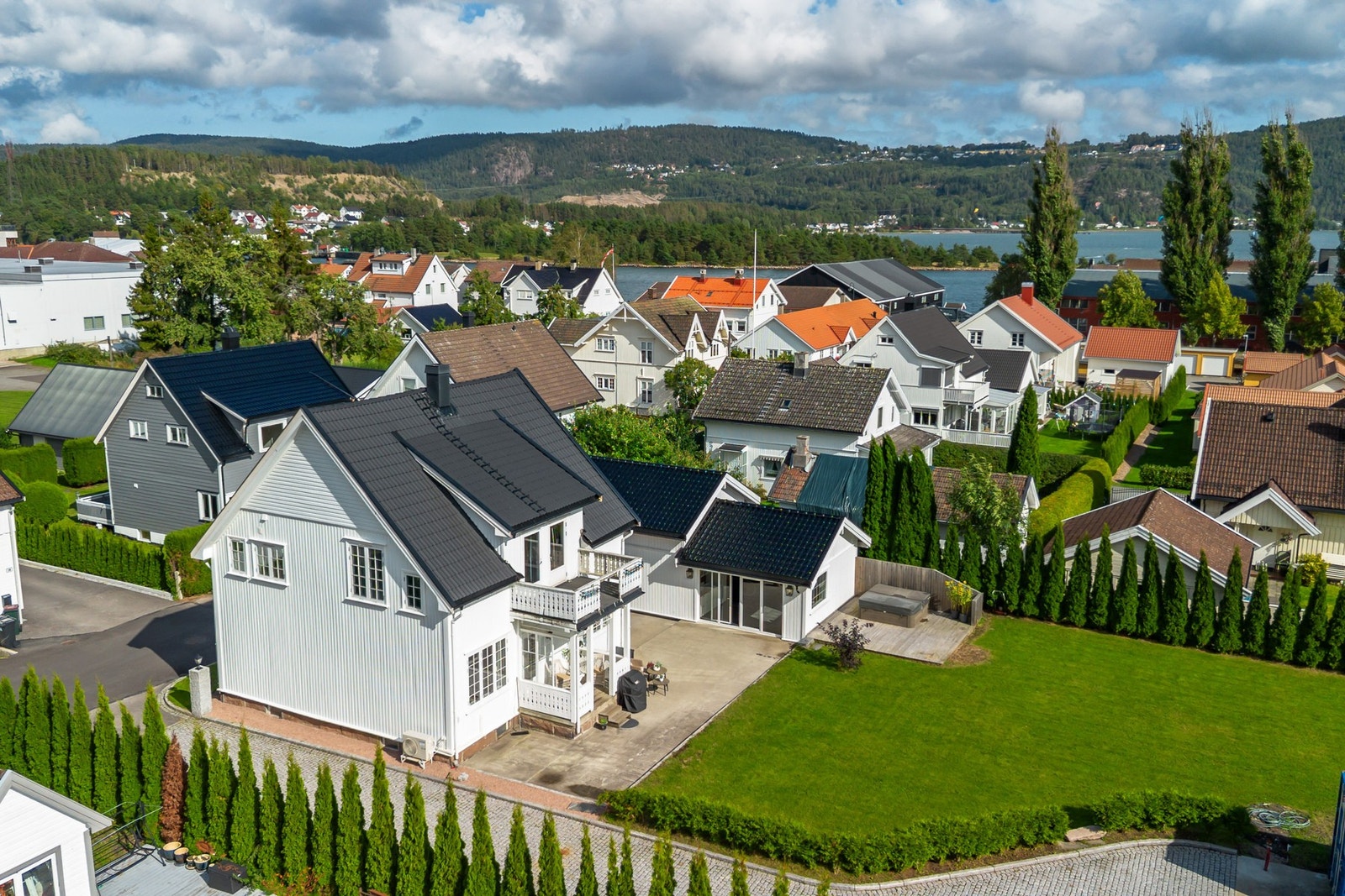 Eiendommen har flere gode uteplasser, og god parkering i steinsatt oppkjørsel Galleribilde