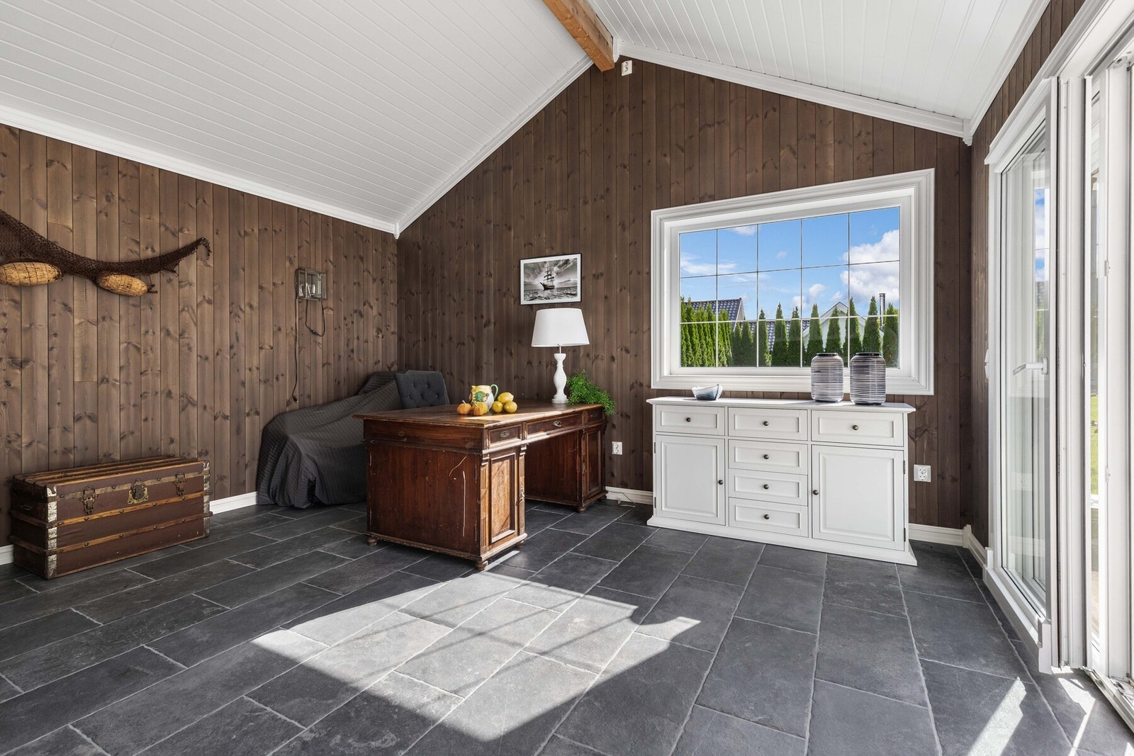 I den minste delen av uthuset er det innredet som kontor. Det er ikke bruksendret eller godkjent for beboelse. Galleribilde