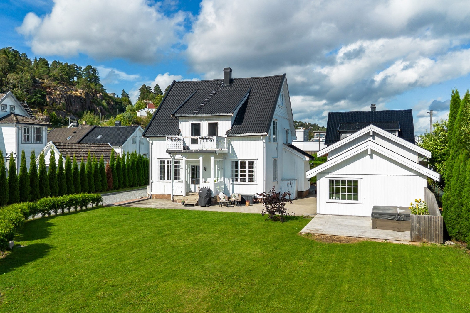 Her får du en innholdsrik bolig og stor hage. Galleribilde