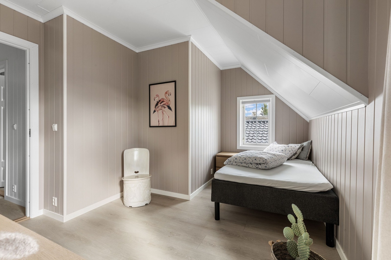 Soverommet har en nisje med plass til seng og nattbord, og plass til kommode. Galleribilde