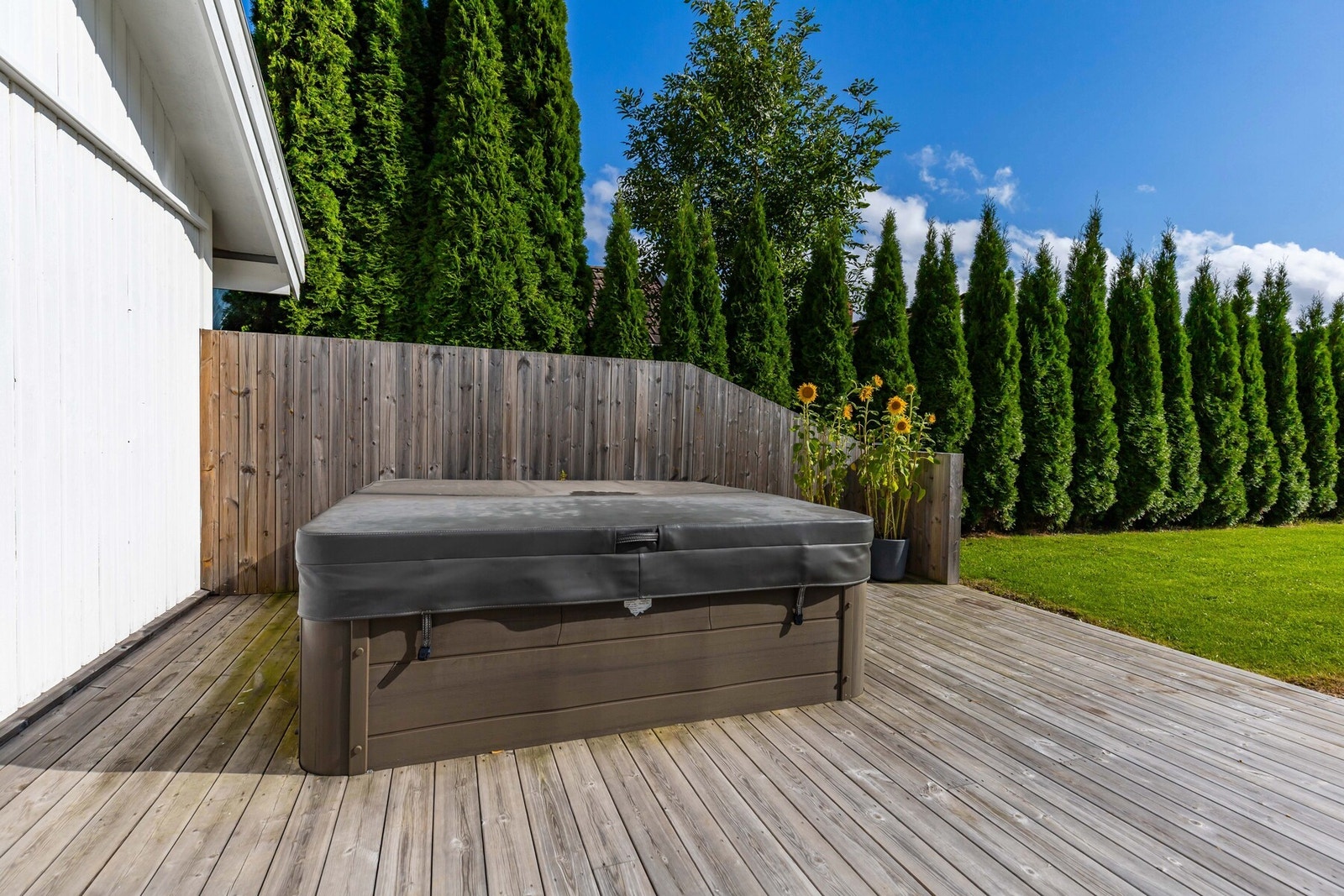 Jaccuzzien er skjermet med levegg Galleribilde