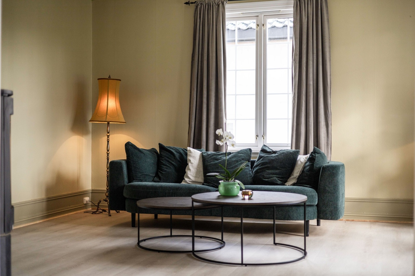 Stuen er romslig og god plass til sofa og øvrig møblement. Galleribilde