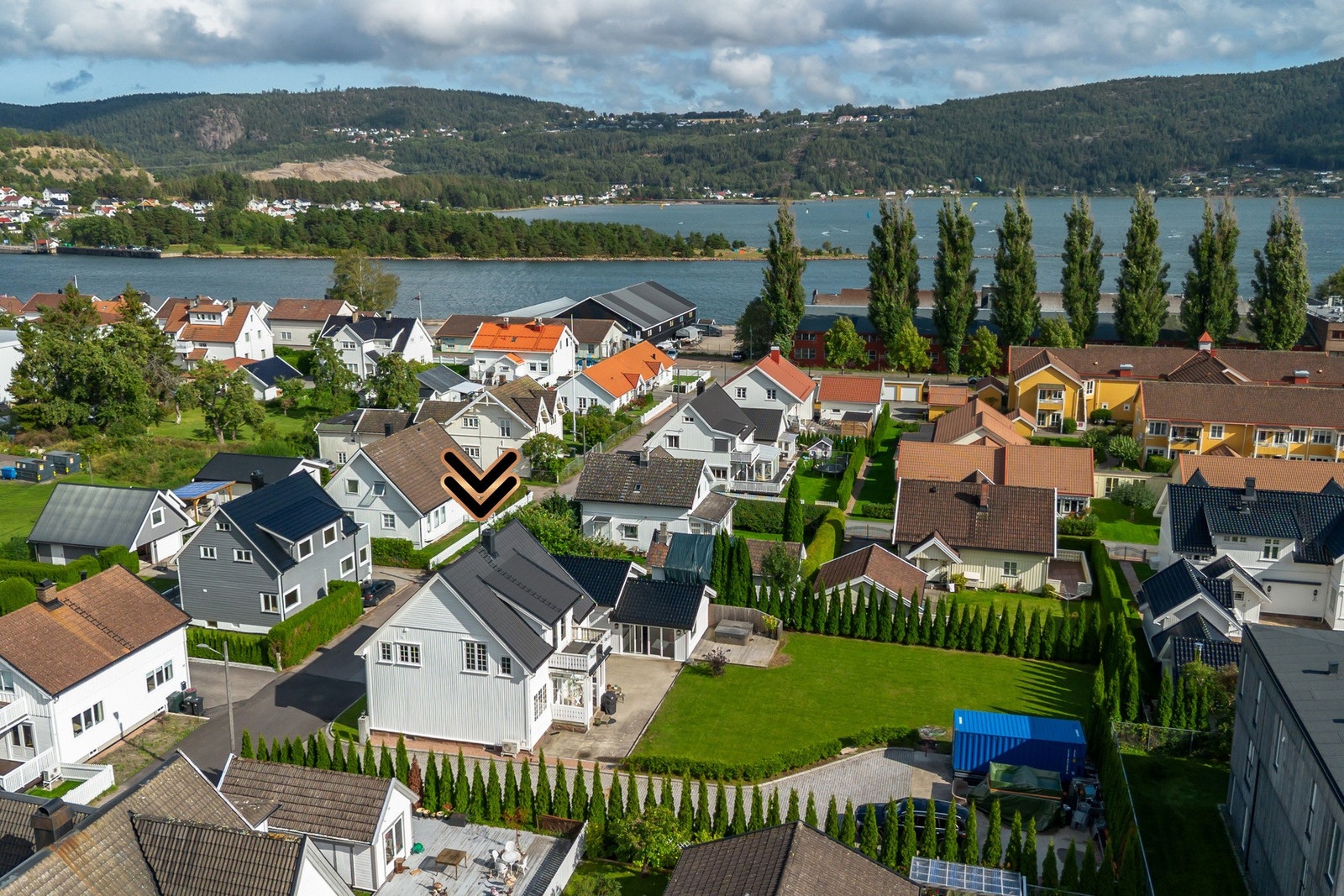 Boligen ligger i et rolig nabolag med utsikt mot vannet og grønne omgivelser. Galleribilde