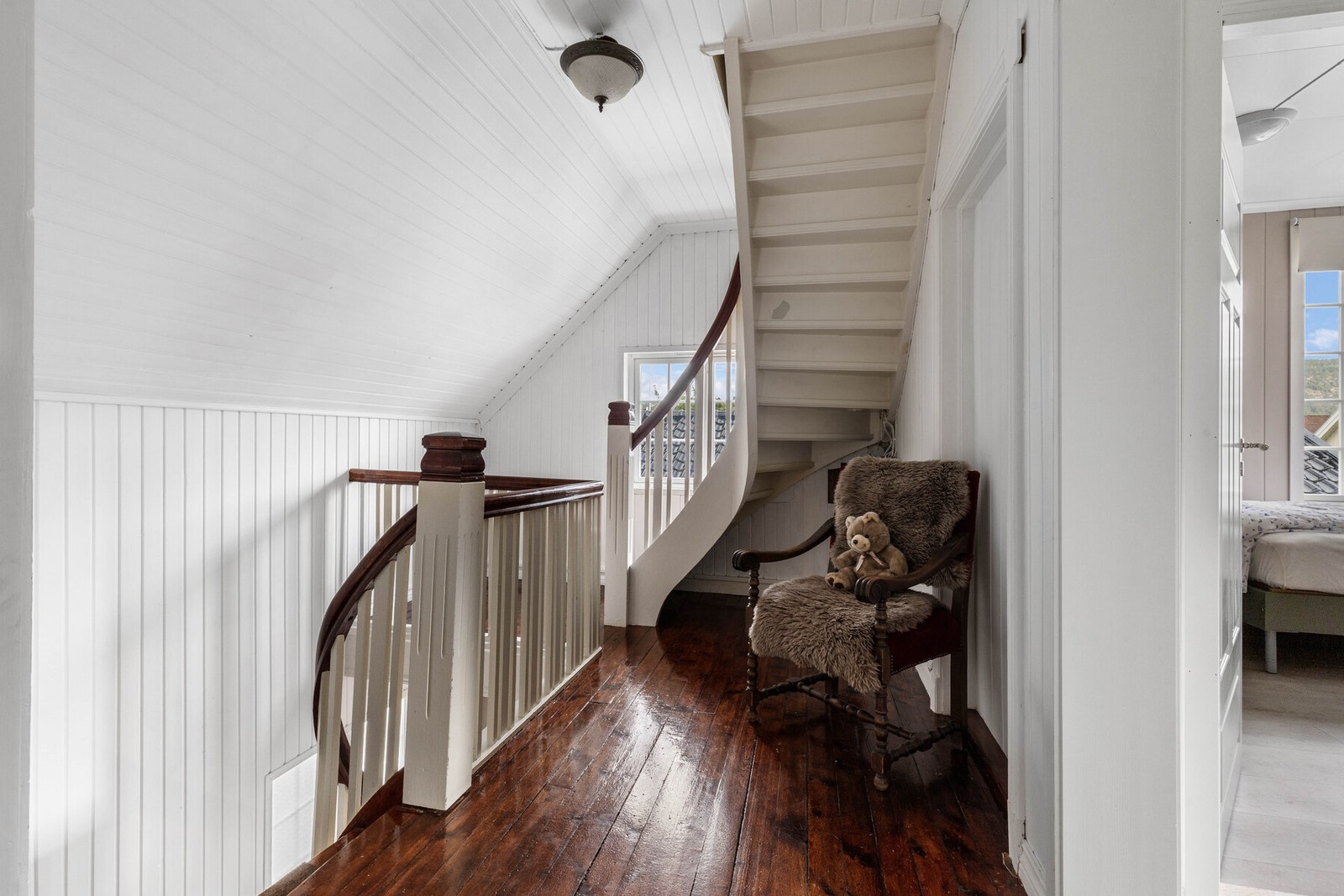 I mellomgangen i 2. etasje er det også trapp til loftet. Galleribilde