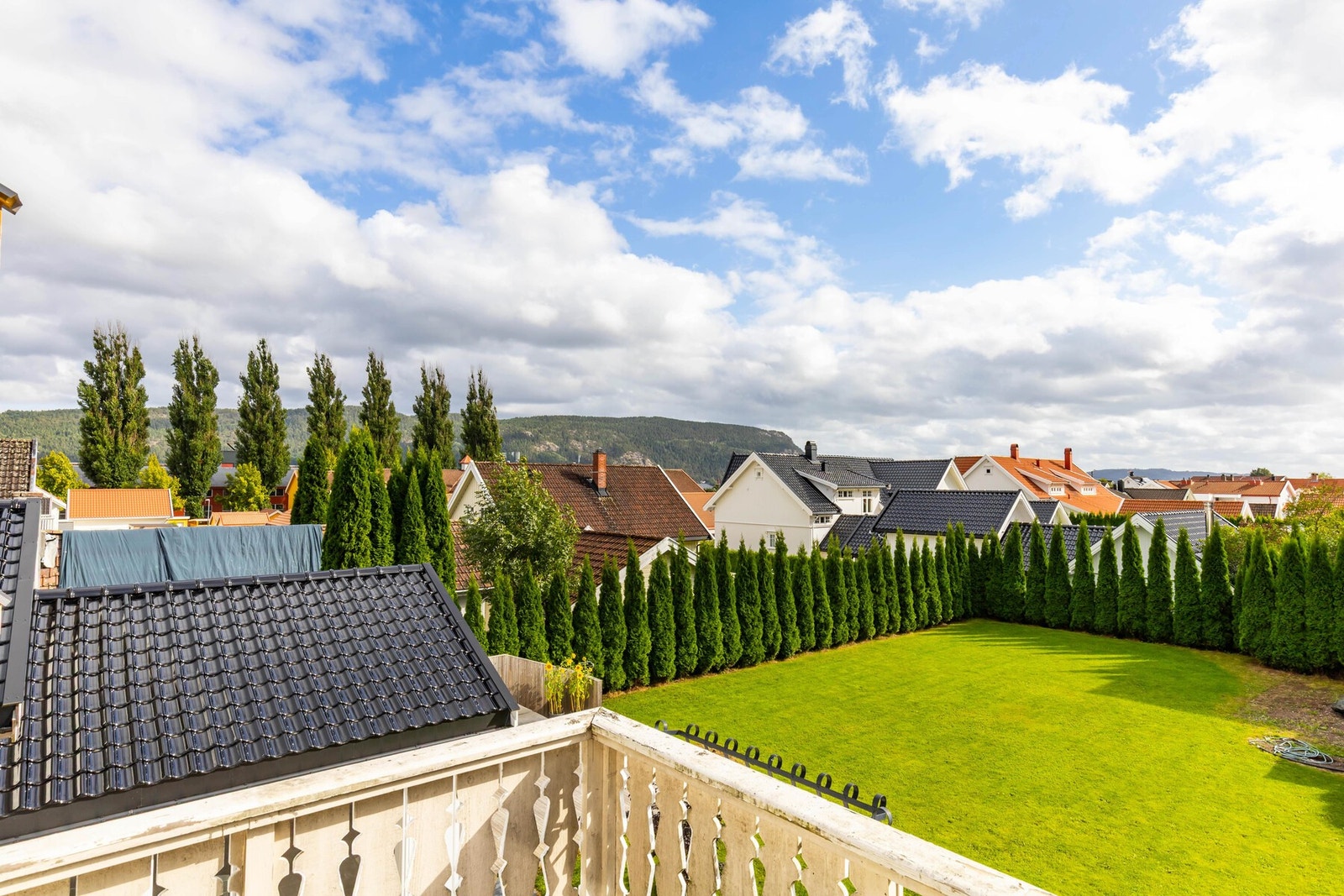 Fra hovedsoverommet er det utgang til en balkong med utsikt over hagen. Galleribilde