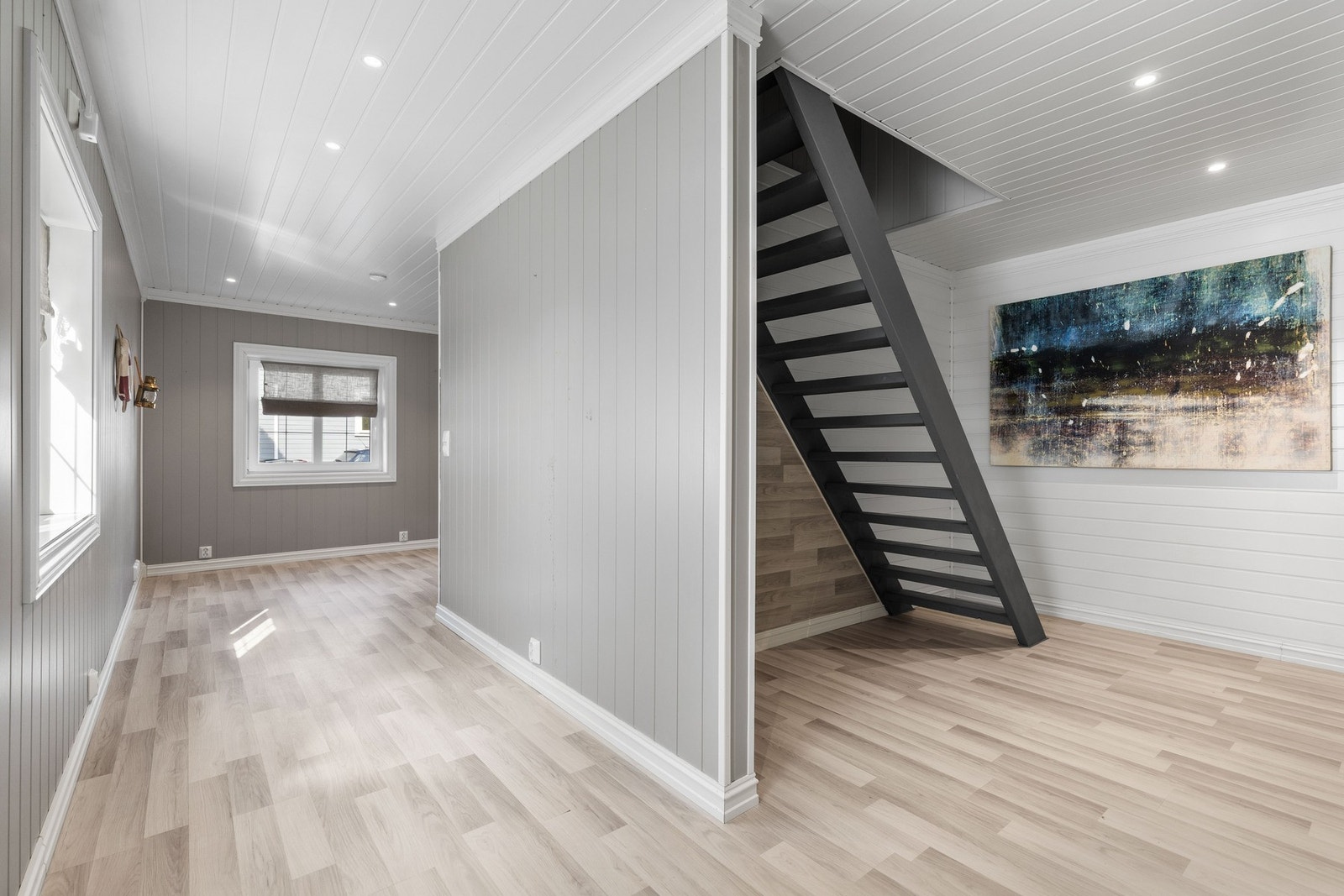 Uthuset er pent innredet, og går over to plan. Det er ikke bruksendret eller godkjent for beboelse. Galleribilde