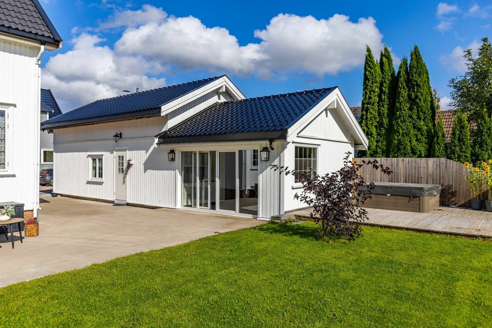 På eiendommen er det oppført et uthus. Galleribilde