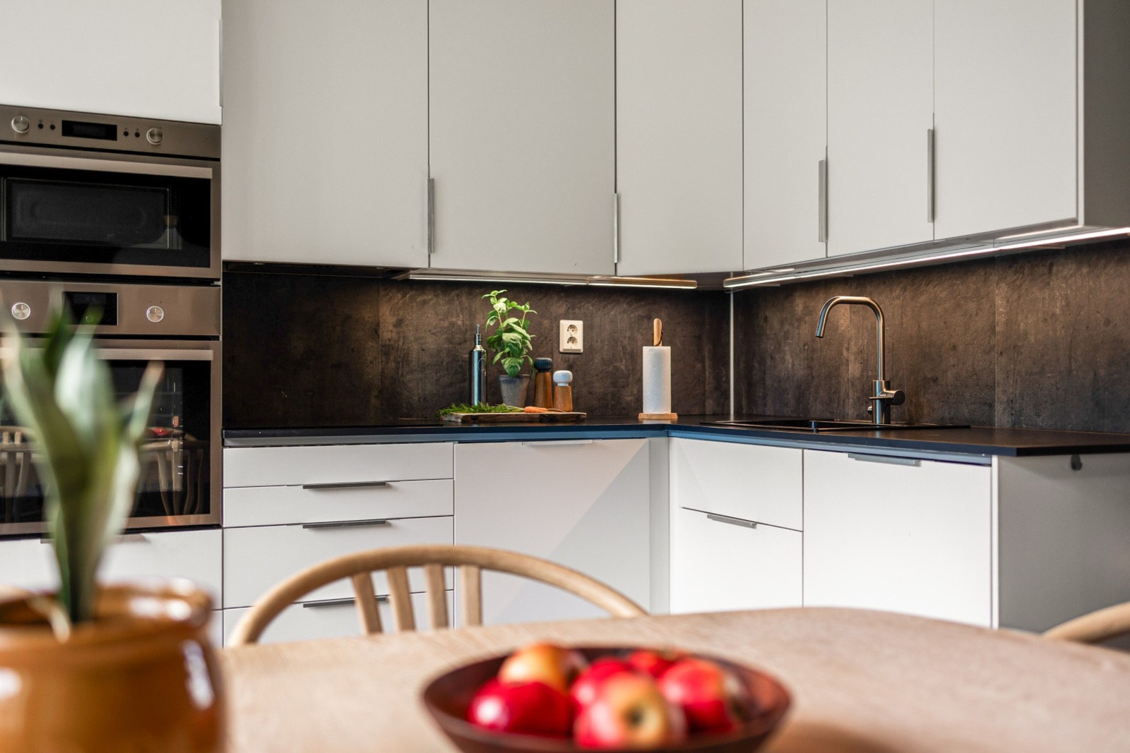 Kjøkkenet er utstyrt med integrerte hvitevarer Galleribilde