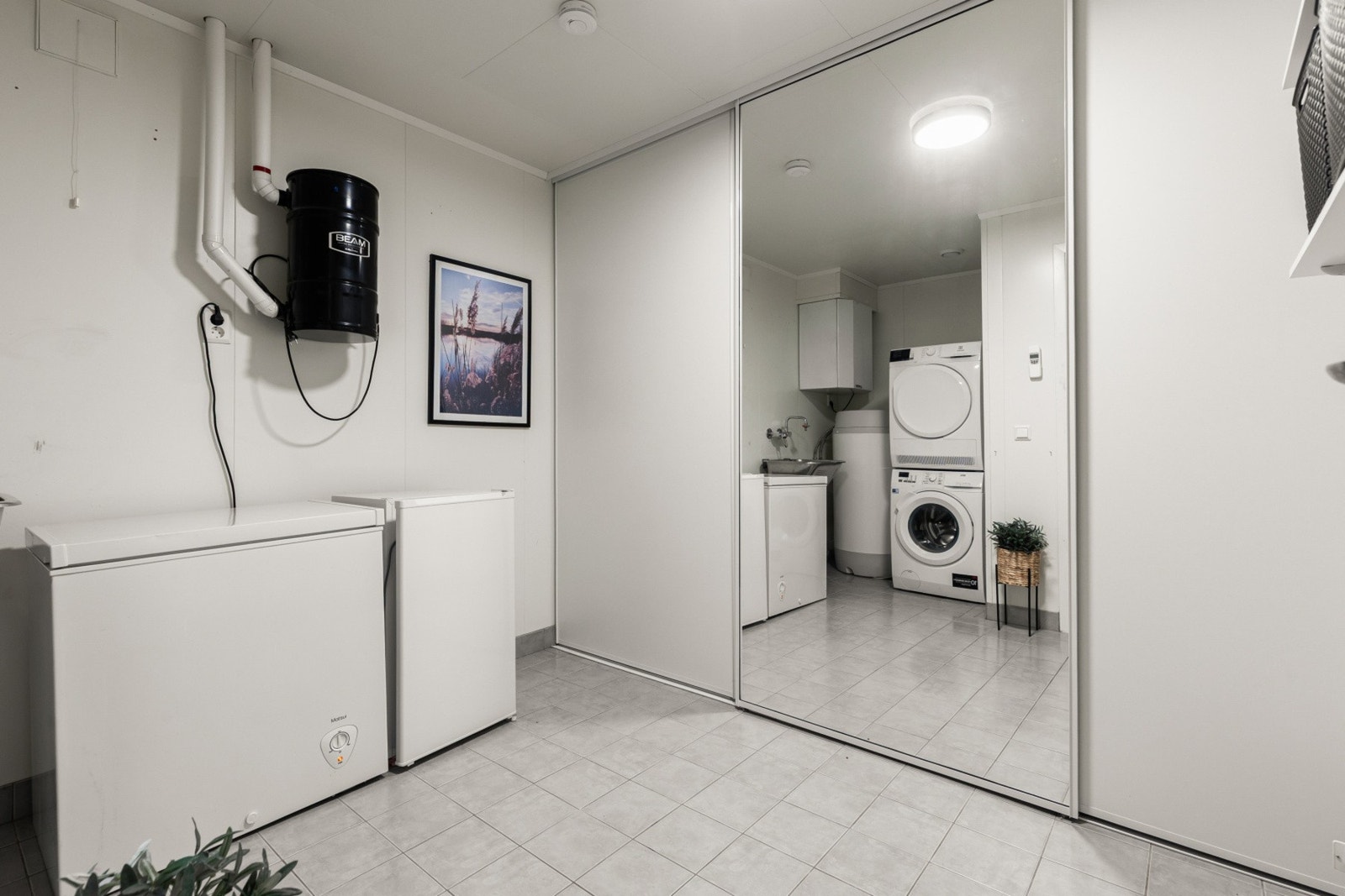 Praktisk vaskerom med plass til både vaskemaskin og tørketrommel - Stor skyvedørsgarderobe med gode oppbevaingsmuligheter Galleribilde