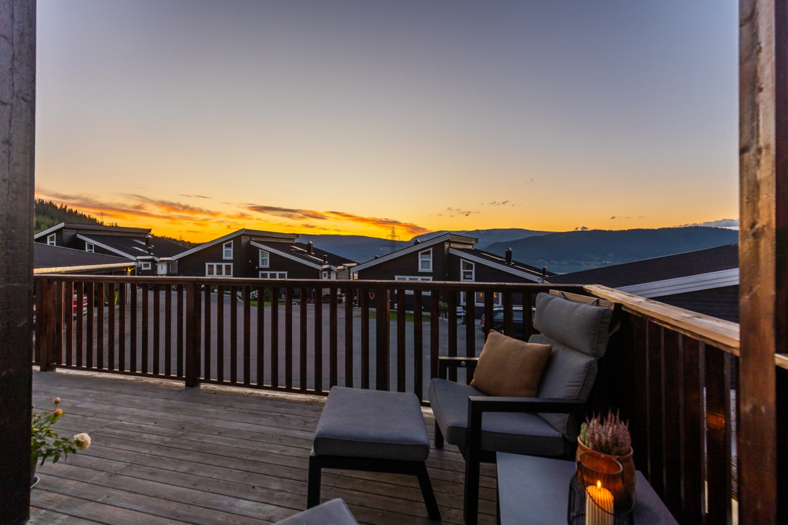 Terrassen rommer god plass til hyggelig sittegruppe - Her vil du som ny eier kunne nyte gode solforhold Galleribilde