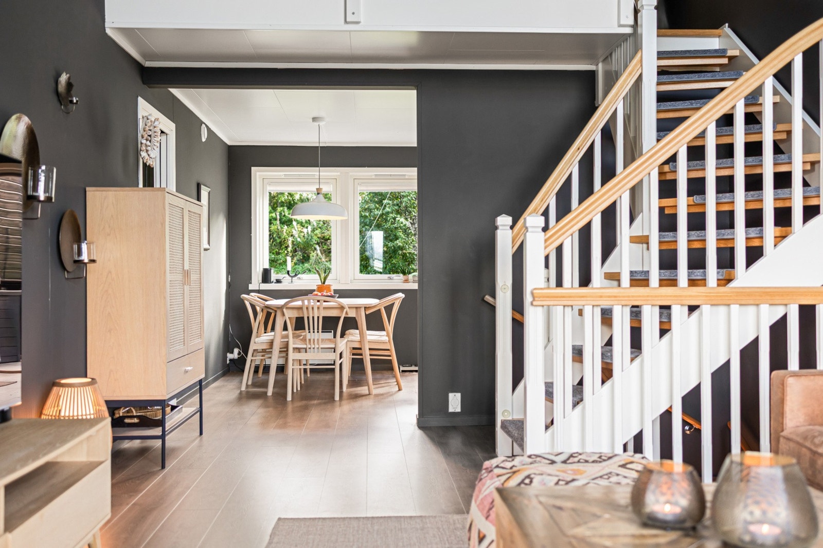 Med en delvis åpen løsning til kjøkkenet får du flere sosiale soner samt gjennomgående lysforhold Galleribilde