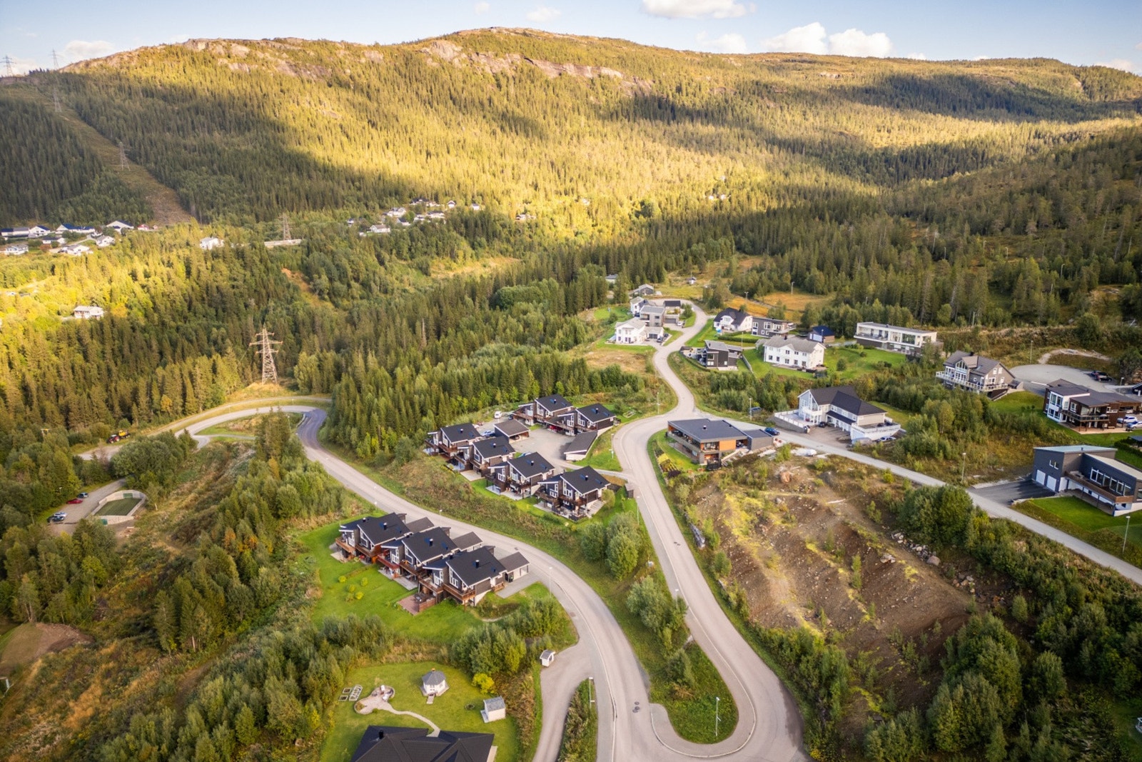 Fantastiske turmuligheter rett utenfor døra både sommer som vinter innover fjellet samt langs ved stranda på Hauknes Galleribilde