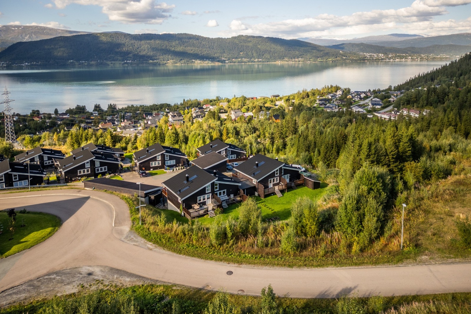 Her bor du med kort vei til dagligvarehandelen, skole og barnehage Galleribilde