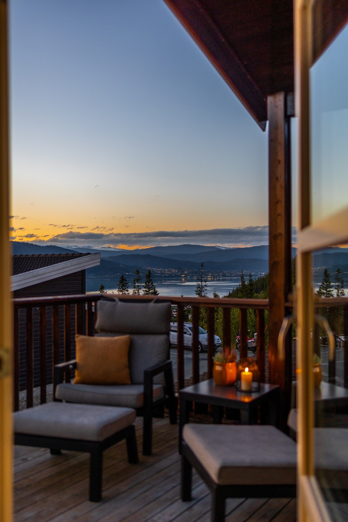 Fra stuen har du direkte utgang til en flott solrik og har fantastisk utsikt Galleribilde