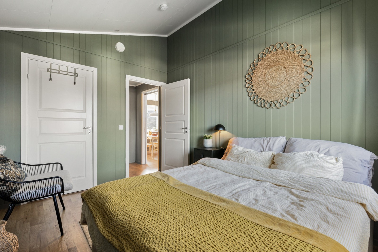 I direkte tilknytning til soverommet har du en praktisk walk-in garderobe med god plass til klærne dine Galleribilde