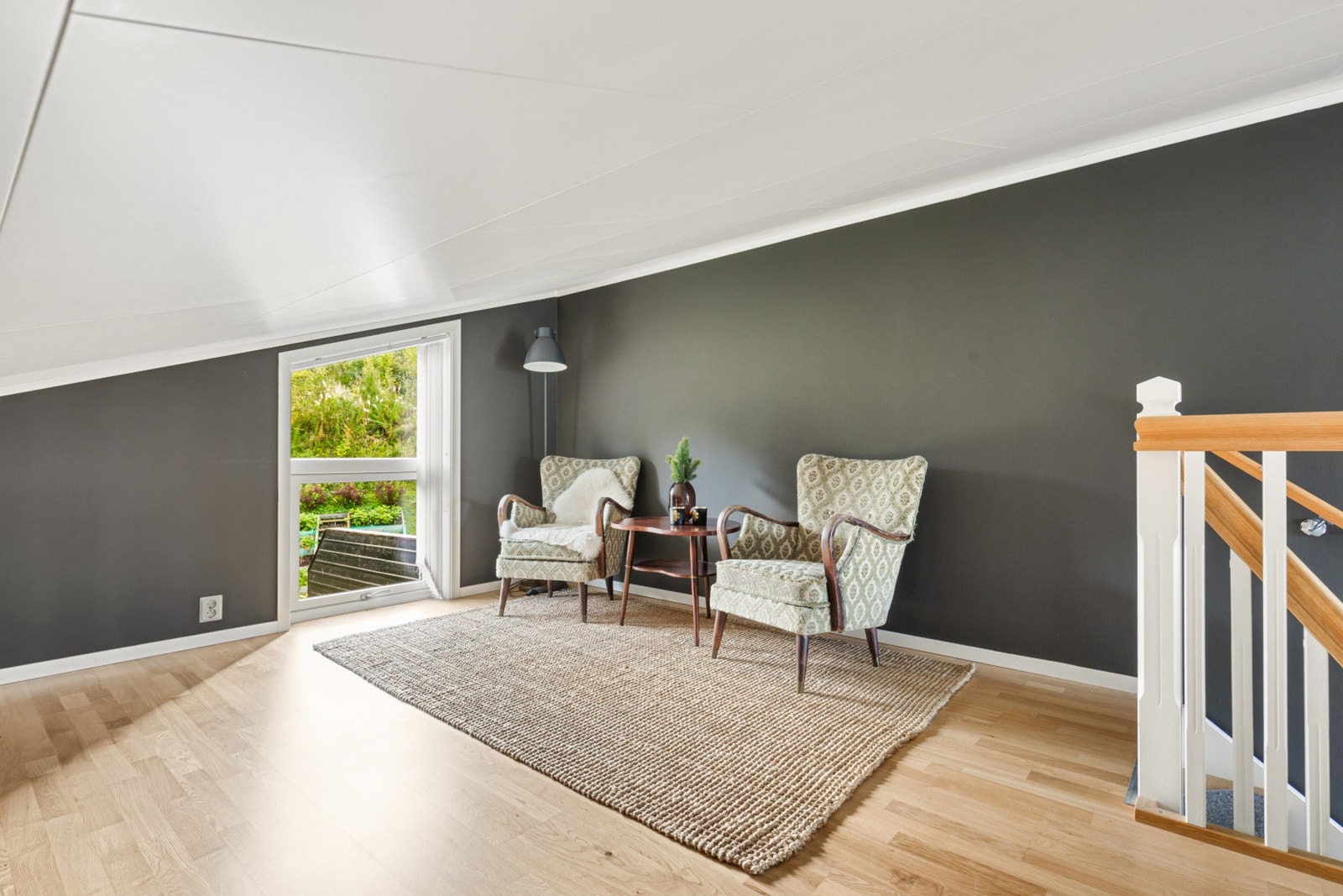 Loftesetasjen her er det plass til en hyggelig sittegruppe med bord og tv, eller kanskje du har behov for et kontor? Galleribilde