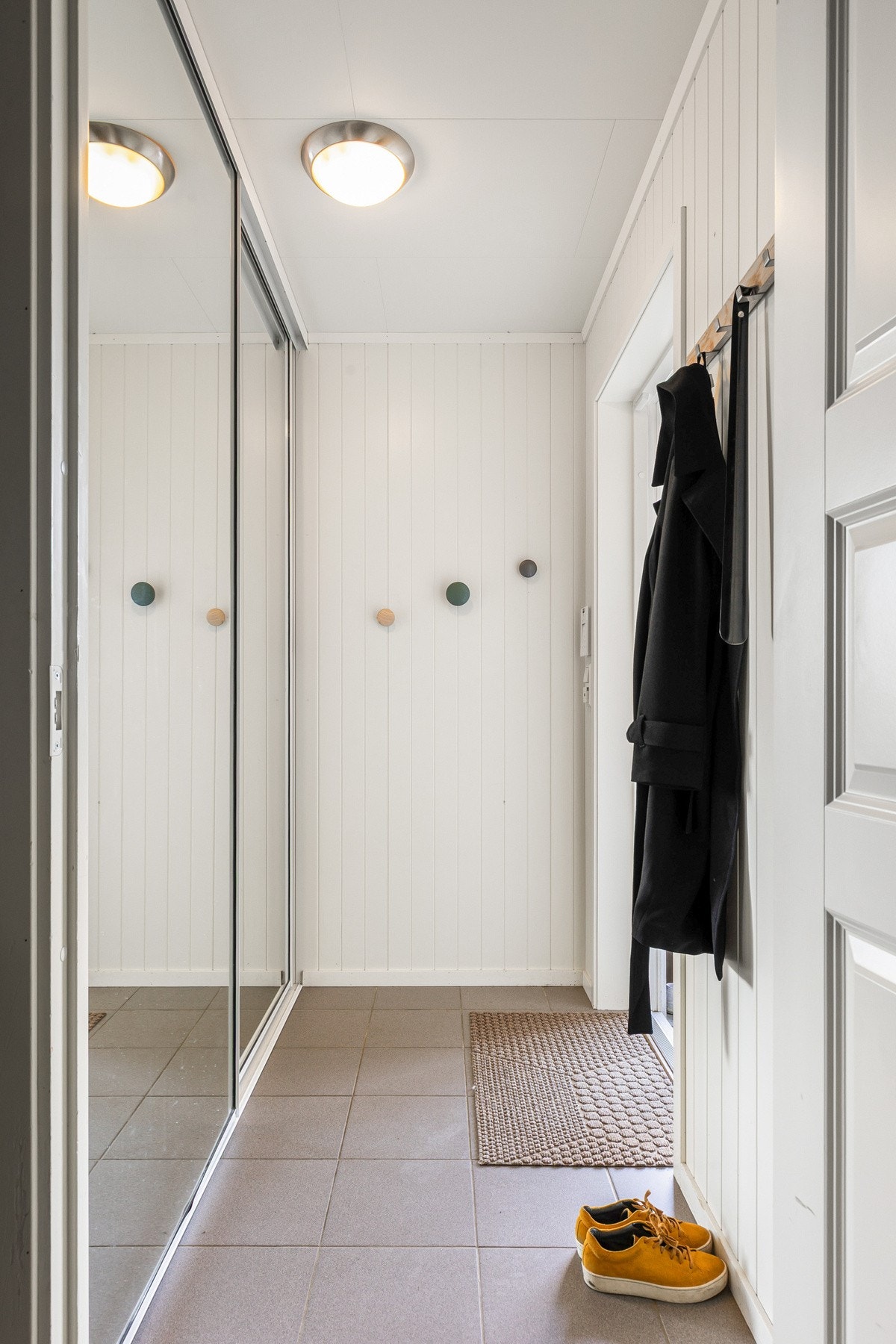 Velkommen inn - Første inntrykket er en lys og innbydende entré hvor du har god plass til oppheng av yttertøyet i skyvedørsgarderobe Galleribilde