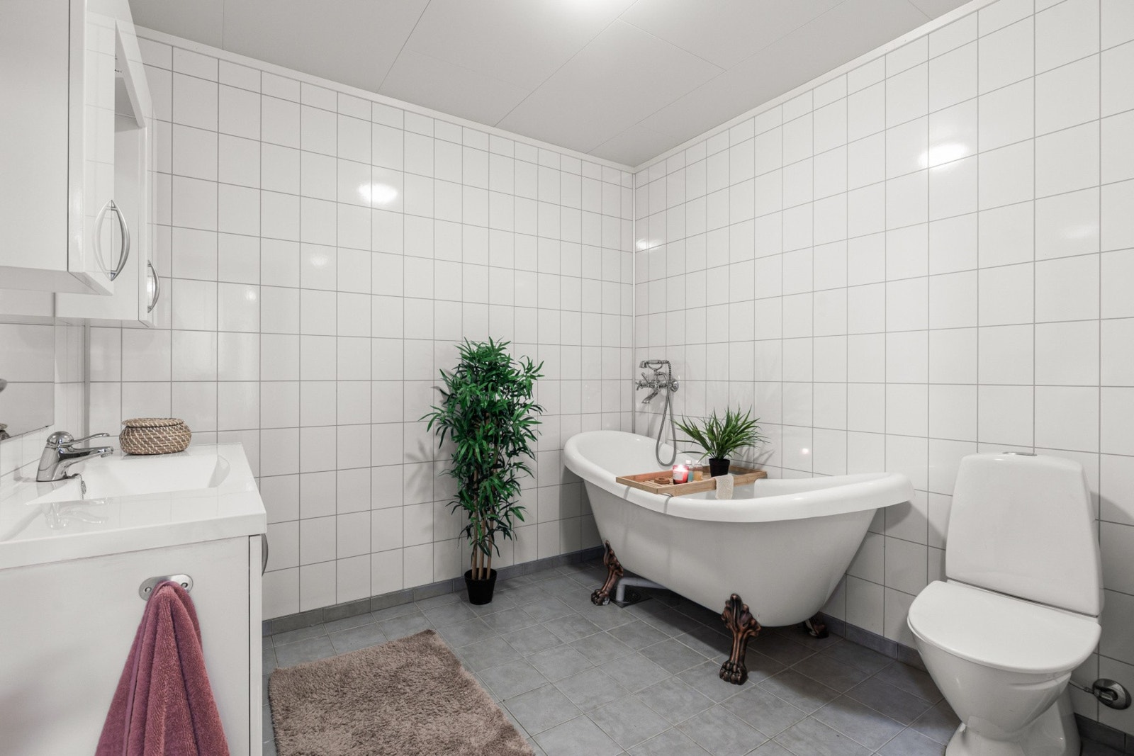 Baderommet er av god størrelse og er bestående av servant med underskap, badekar og toalett Galleribilde