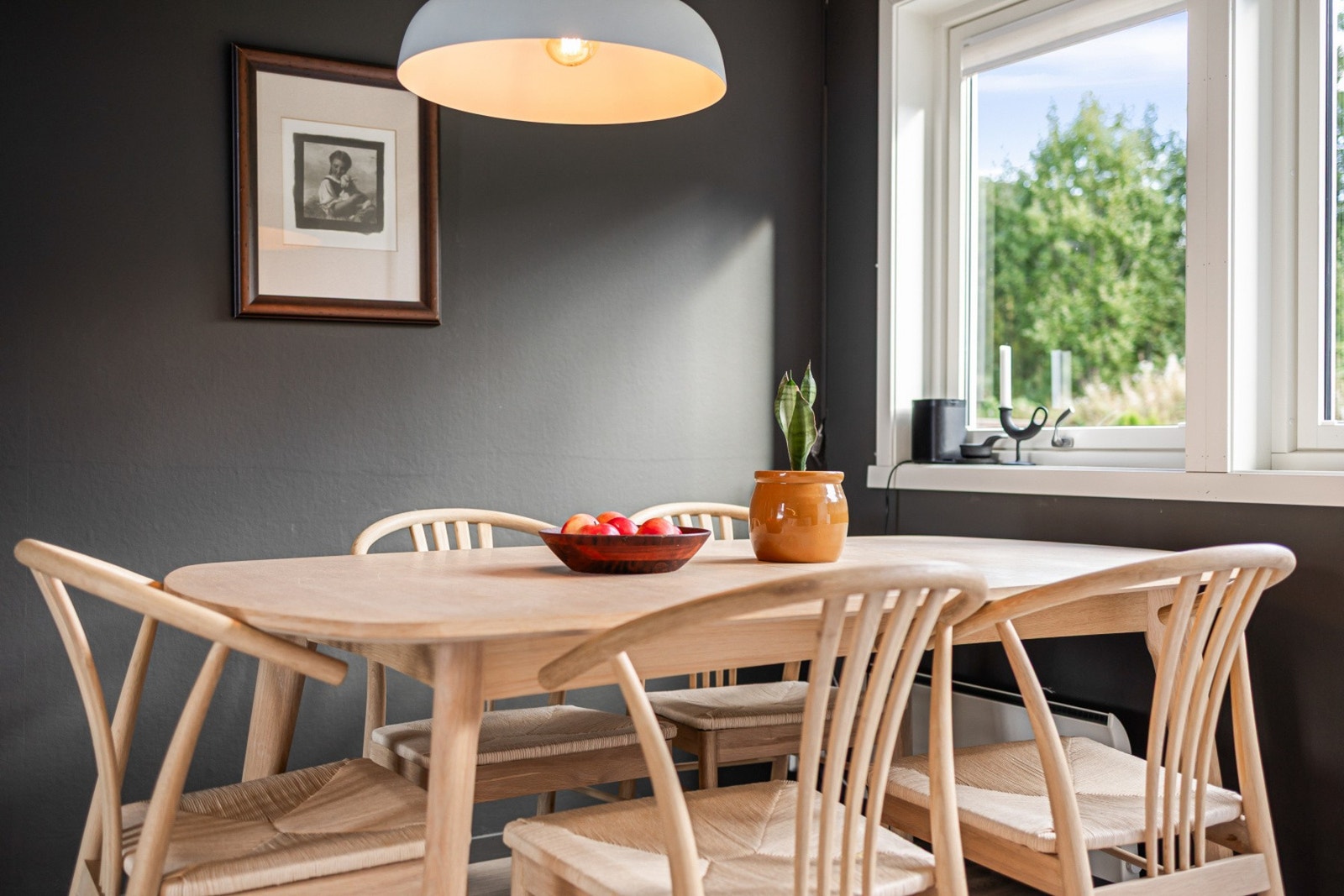 Spiseplassen får sin naturlige plass under vinduet ved kjøkkenet - Her kan samtalen flyte mellom kokken og gjestene Galleribilde