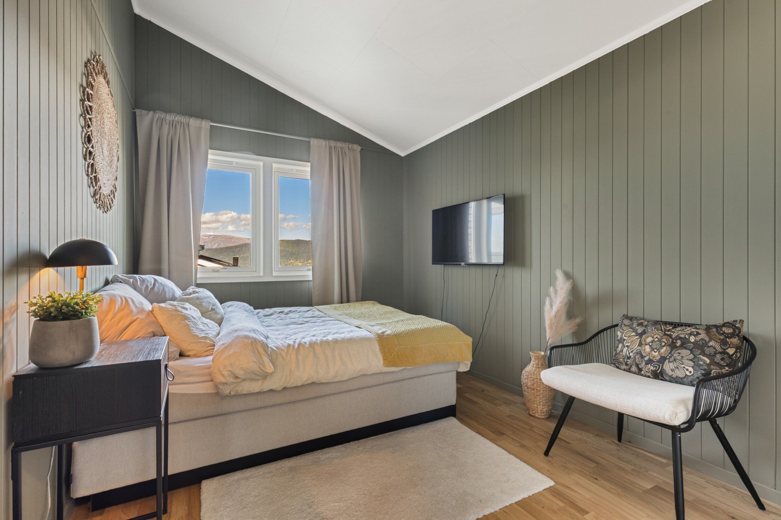 Hovedsoverommet - Et lunt soverom av god størrelse med god plass til dobbeltseng og nattbord Galleribilde