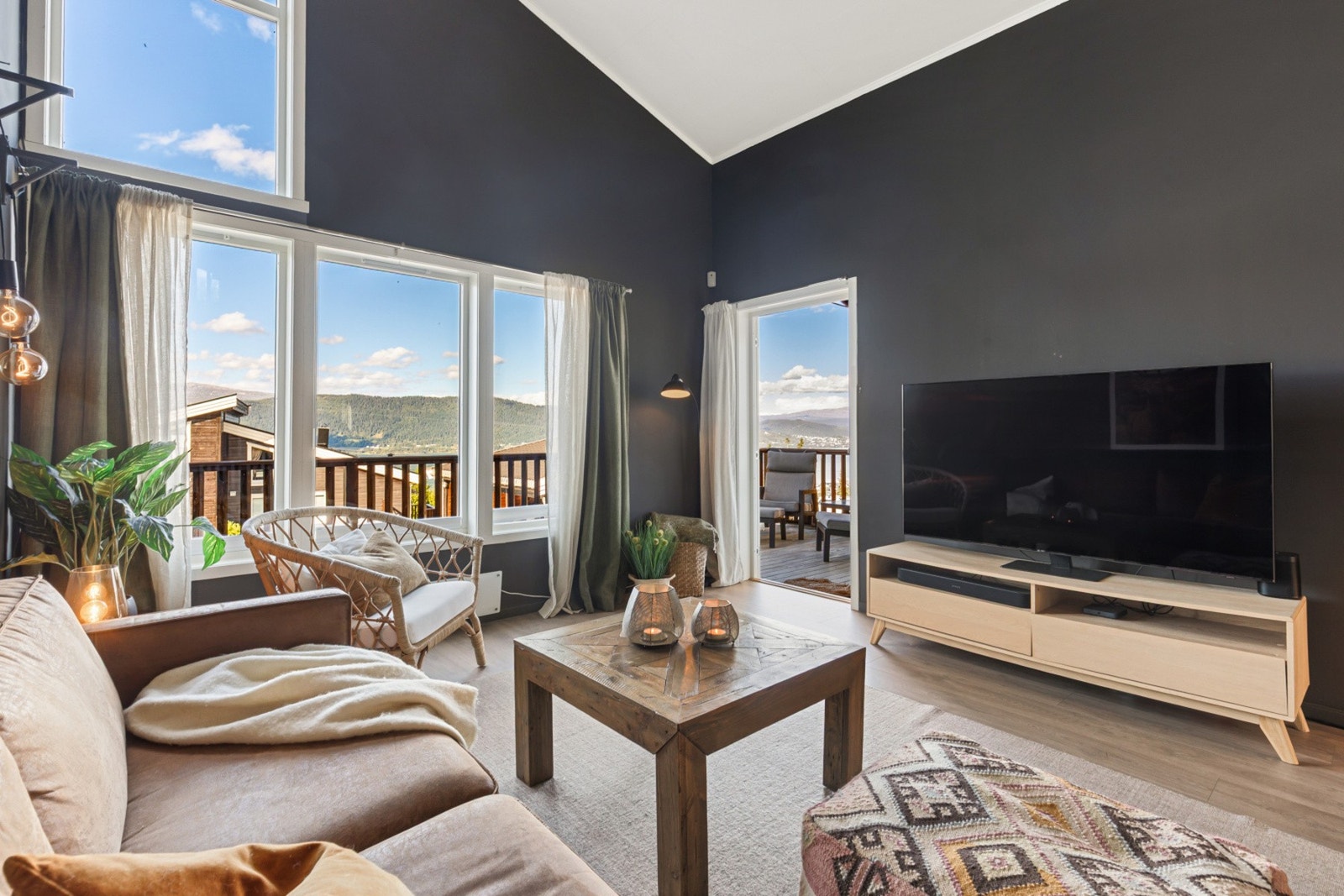 De store vindusflatene innrammer den flotte utsikten utenfor Galleribilde