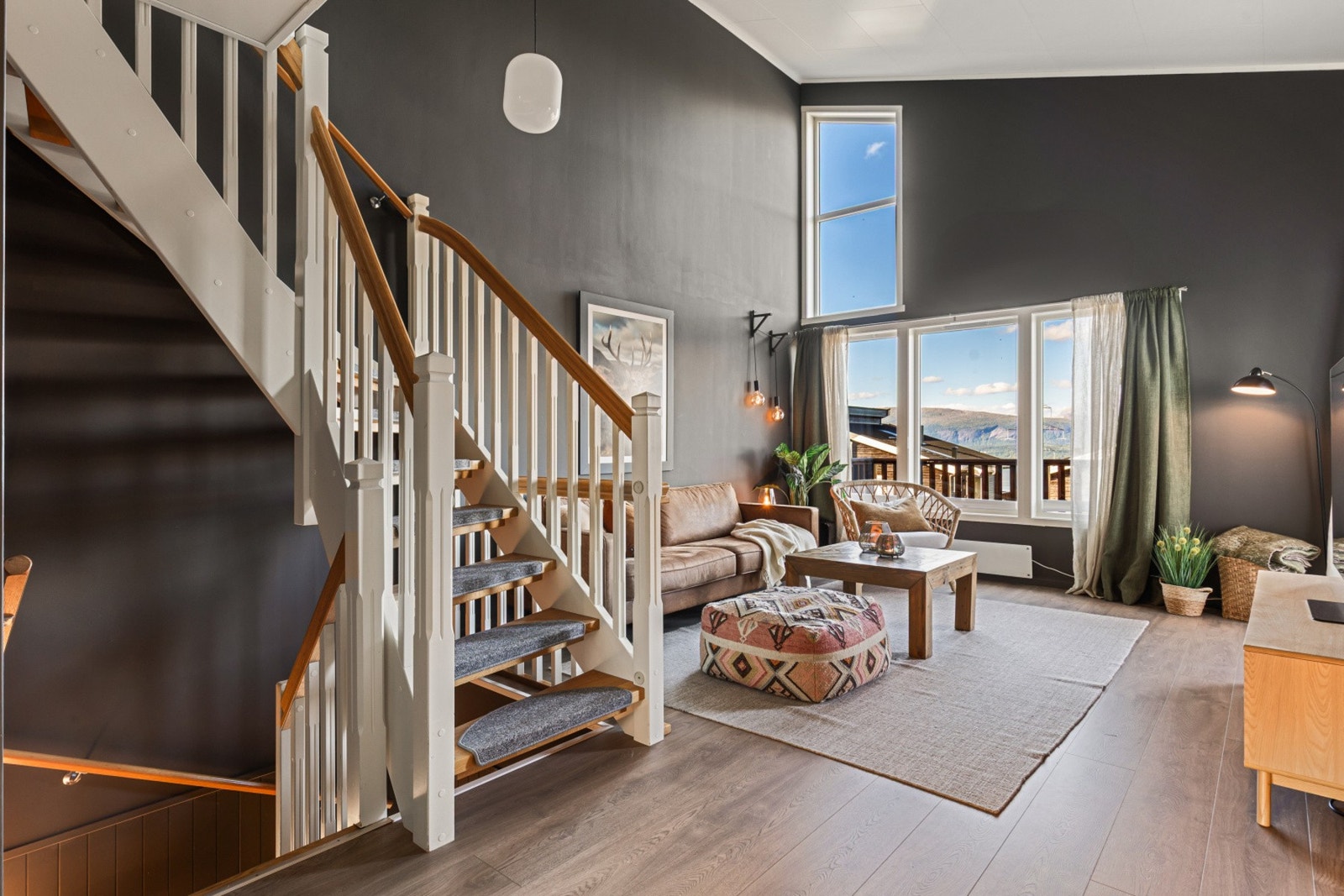 Når du kommer opp møter du en romslig stue med god plass til sofagruppe med tilhørende møblement Galleribilde