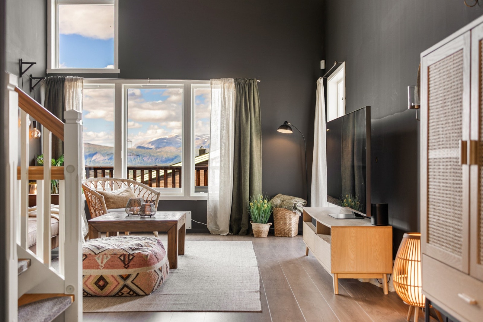 De store vindusflatene og den gode takhøyden gir boligen en lys og luftig atmosfære Galleribilde