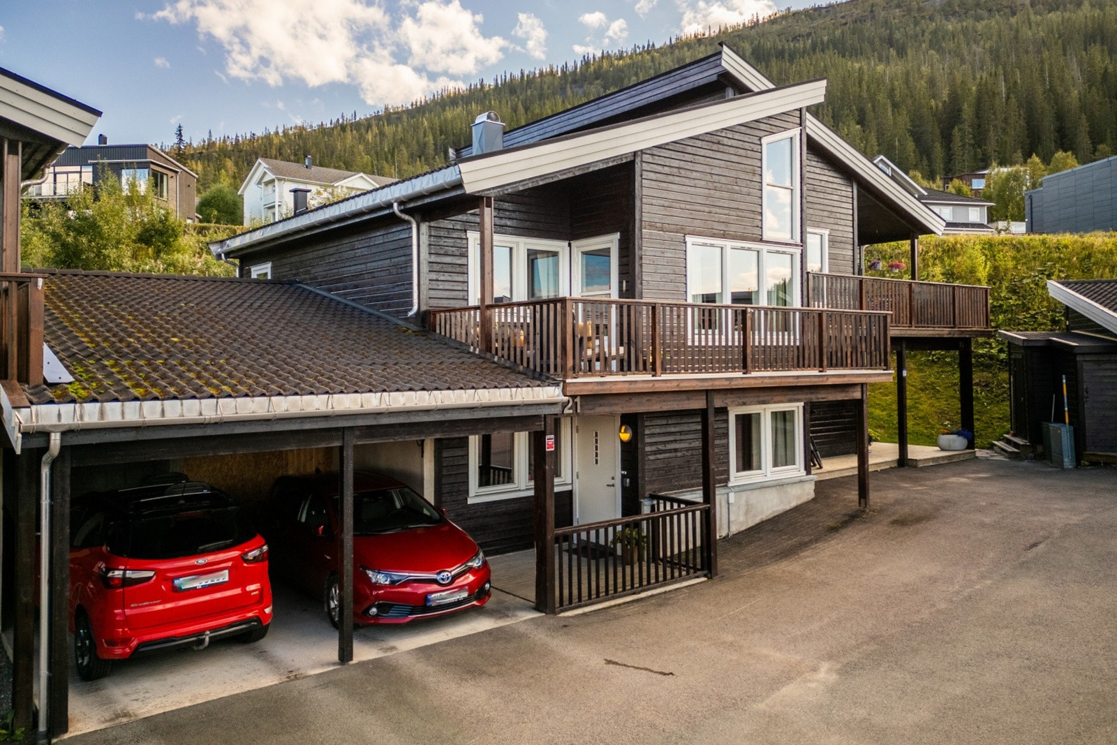 Parkering i carport og biloppstillingsplasser utenfor boligen Galleribilde