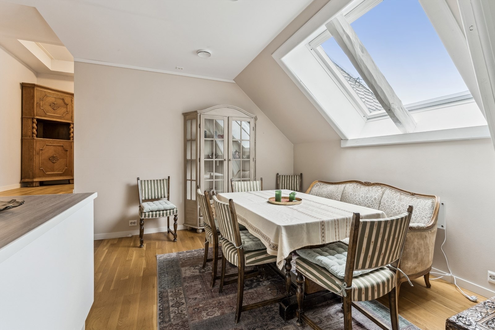 Fint å sitje her ved takvindauge Galleribilde