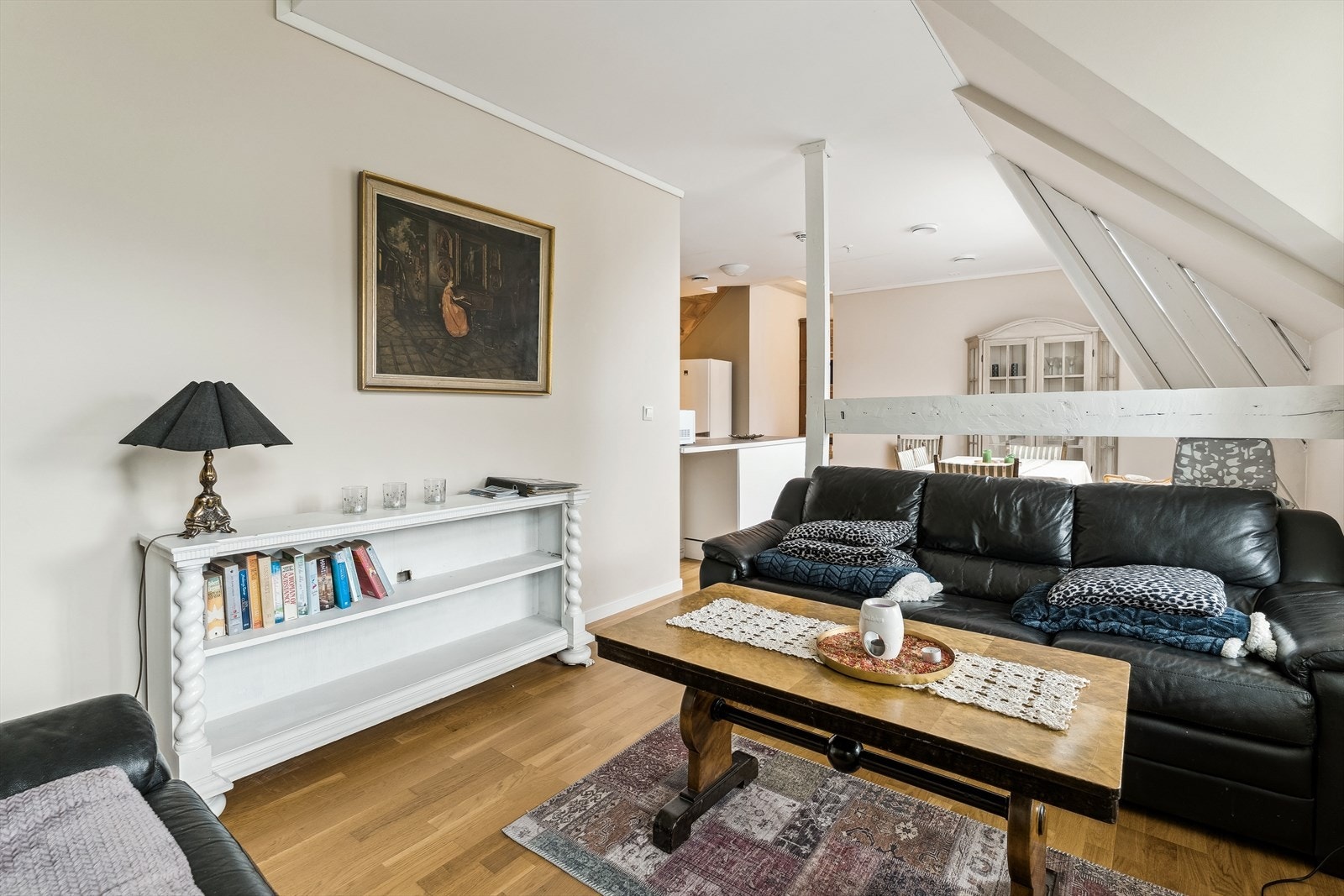 På golvet i leilegheita ligg det 3-stavs eikeparkett, på veggar har du glatt malingsstrie og i himling ligg det gipsplater. Galleribilde