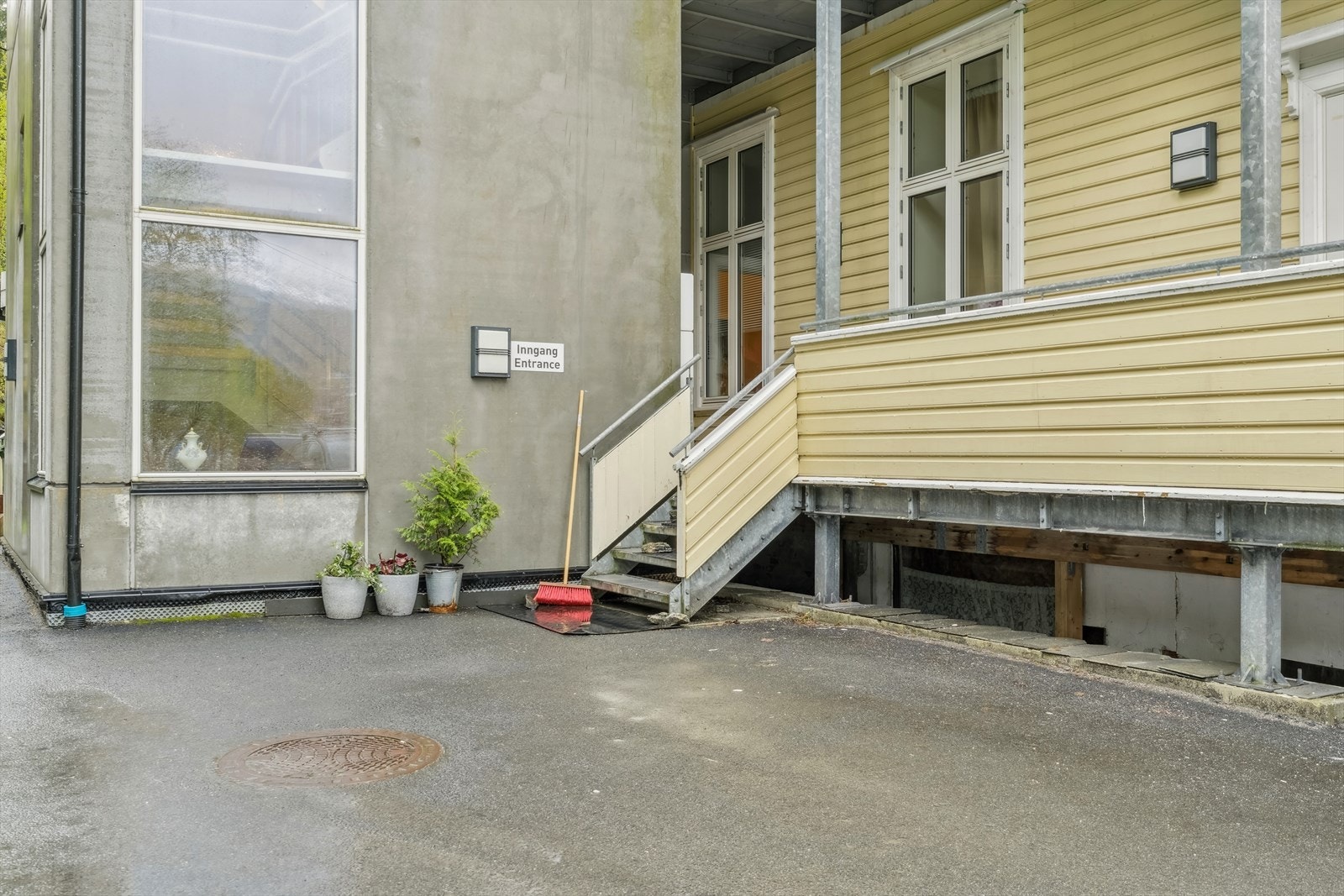 Romsleg tilkomst, parkering for eigar og besøkande ved bygget Galleribilde