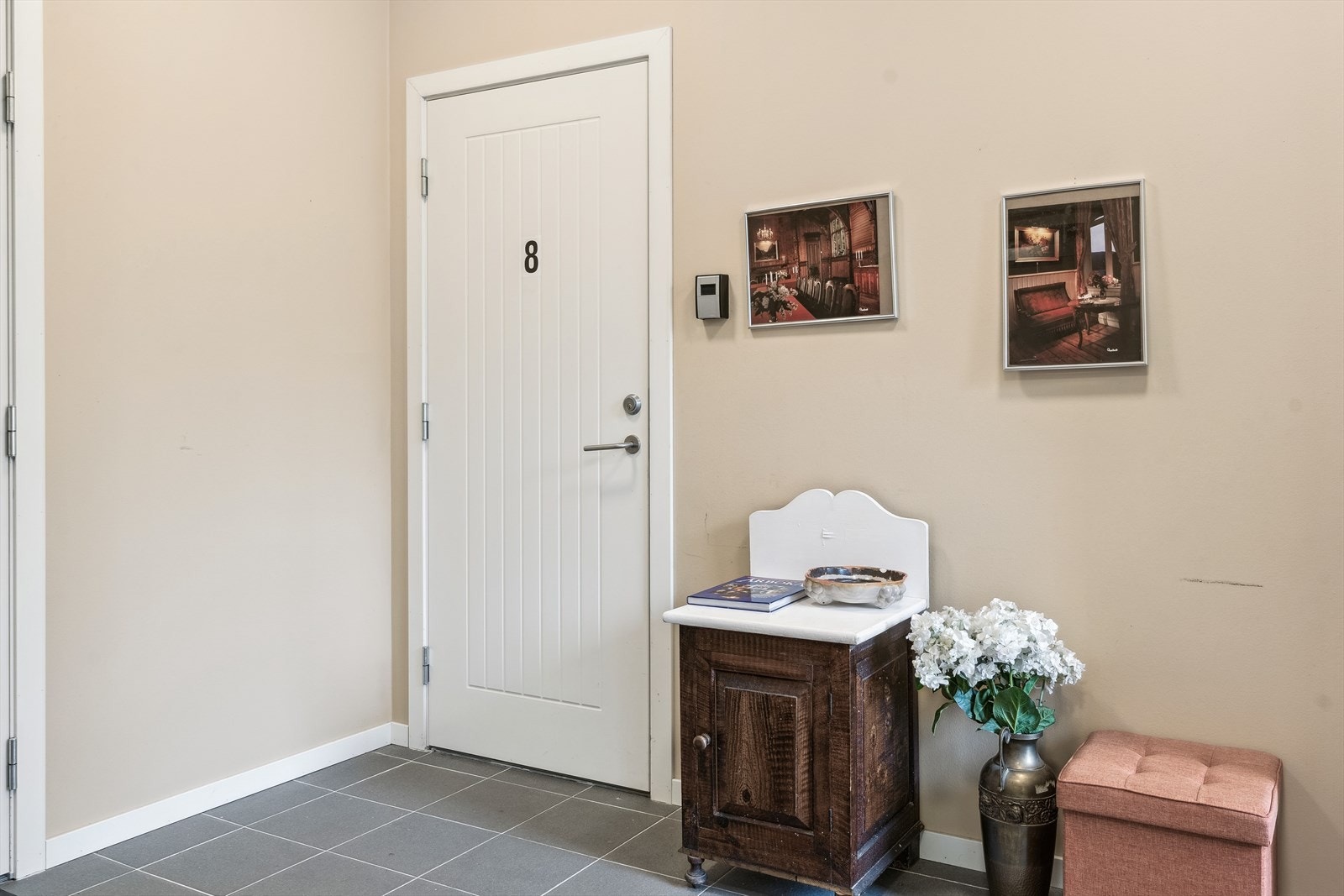 Inngang til leilegheiten, ved heisen Galleribilde