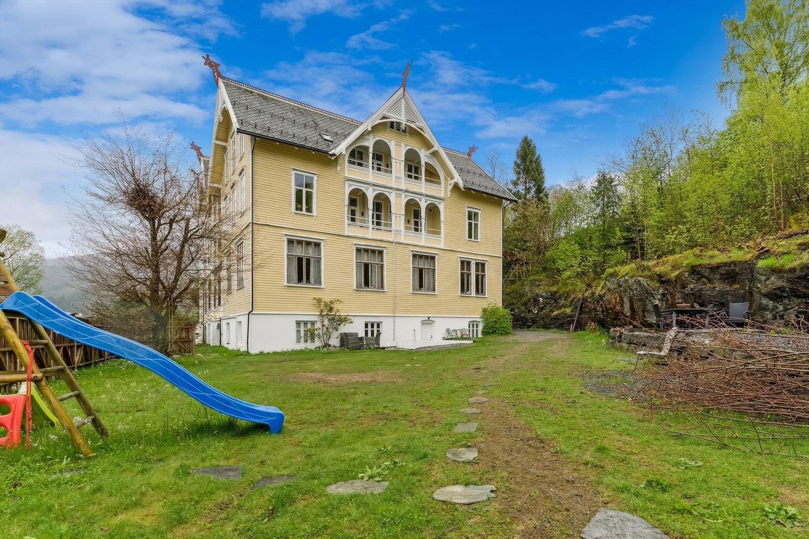 Godt uteområde med plen, plantar og litt naturhage. Galleribilde