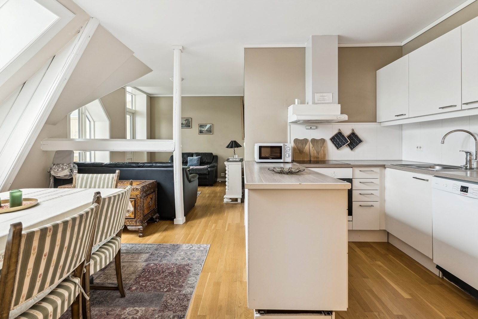 Kjøkken er åpent mot stova, og skapar ein sosial plass for familie og venner Galleribilde