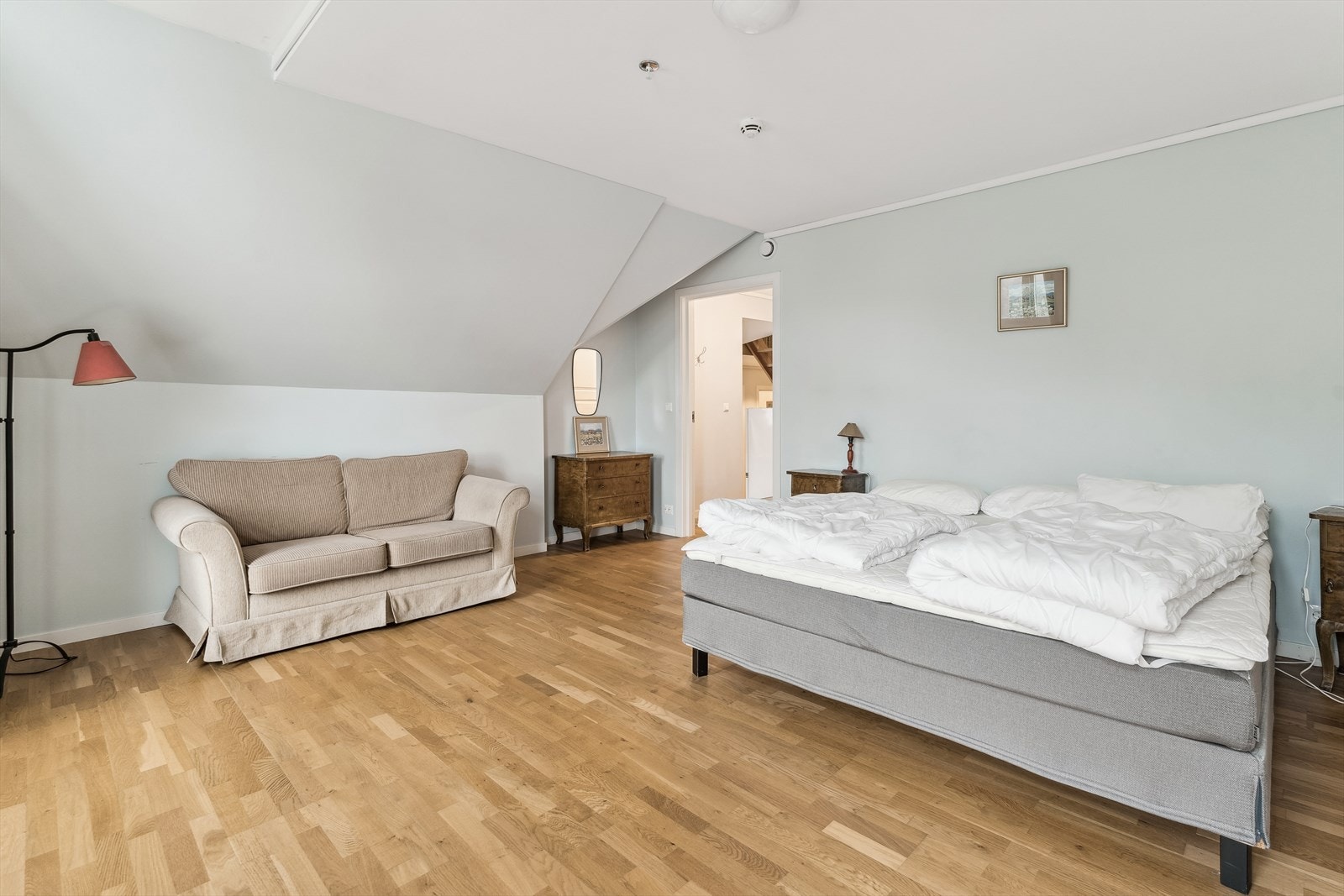 Romsleg soverom i hovudetasjen Galleribilde