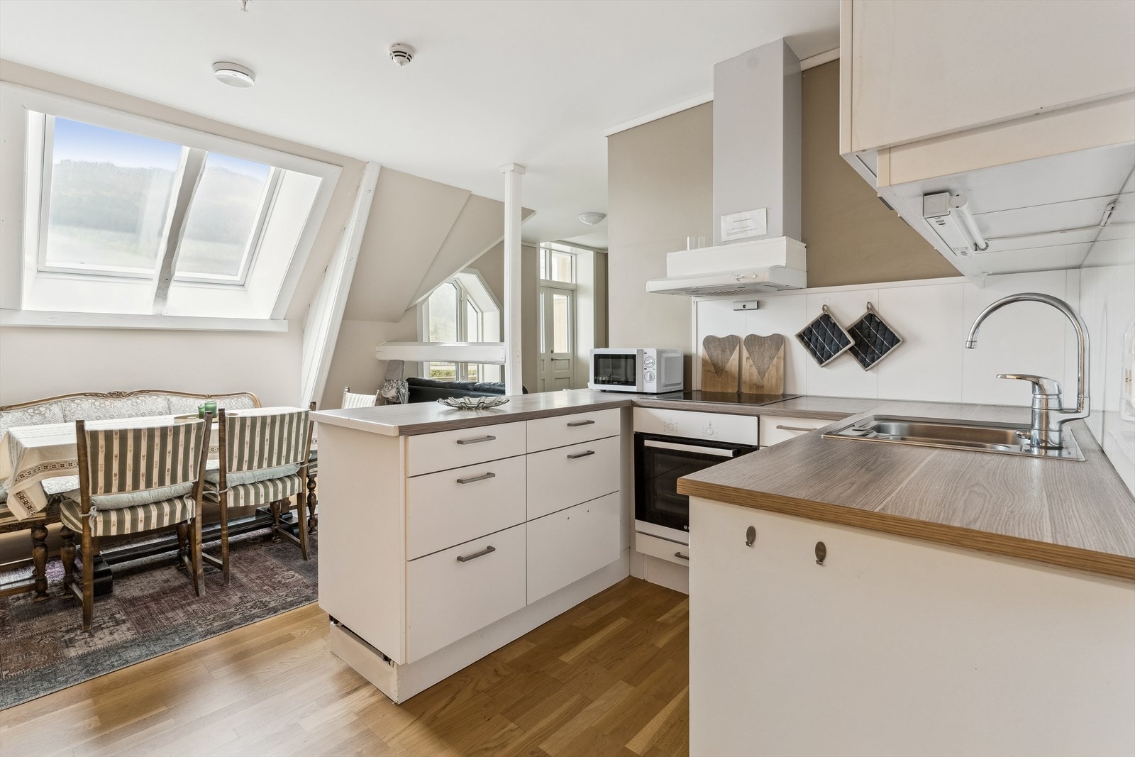 Plass for spisebord ved kjøkkenet Galleribilde