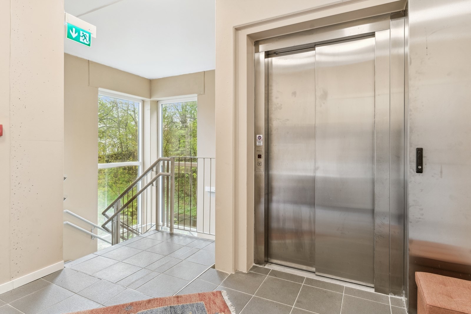 God tilkomst til leiligheta. Her kan du ta trappa, eller heisen - heilt opp til deg Galleribilde